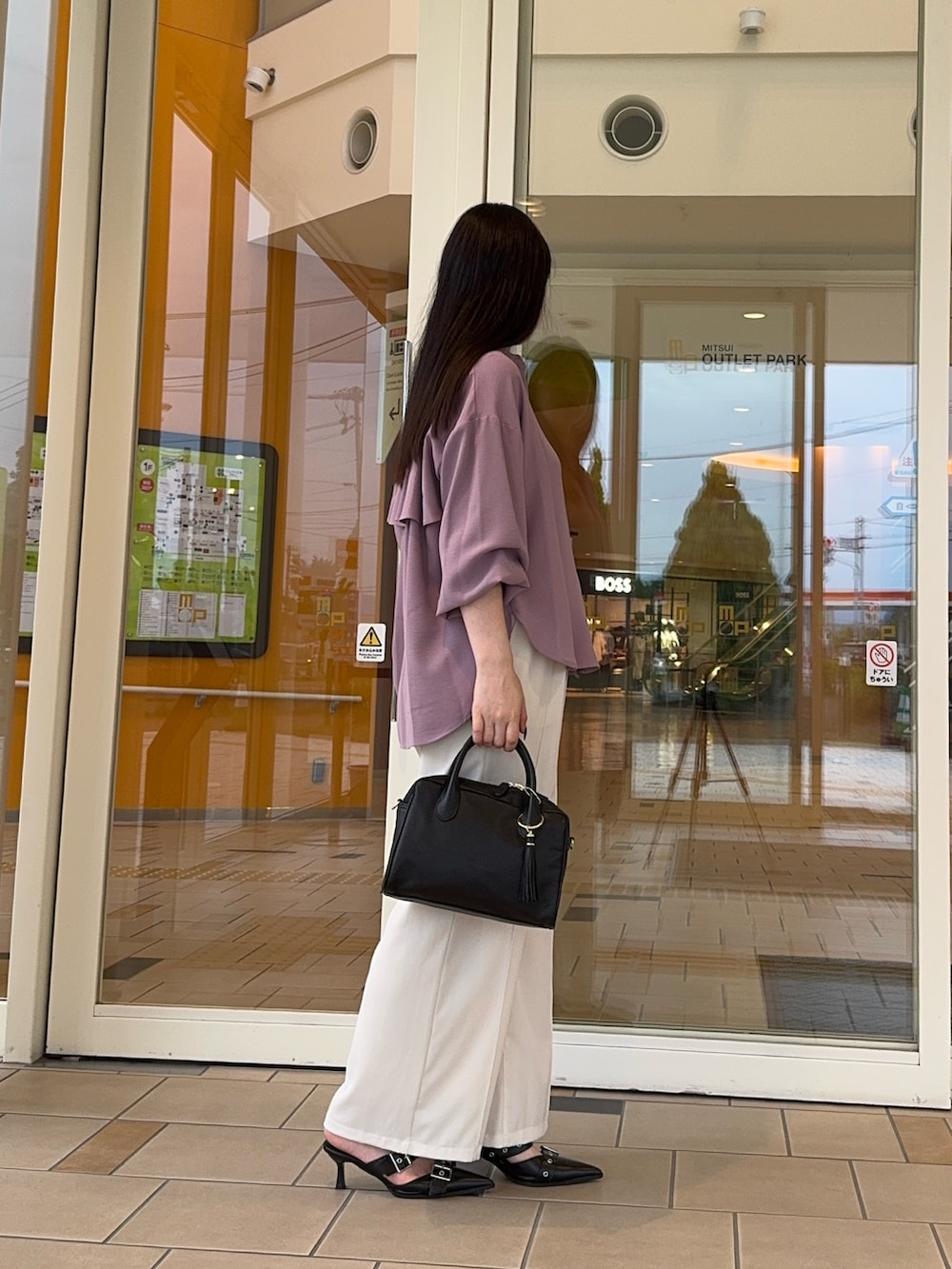 パープル系のシャツ/ブラウス、ホワイト系のその他パンツ、ブラック系のショルダーバッグを着用したレディースの夏コーディネートの4枚目の写真