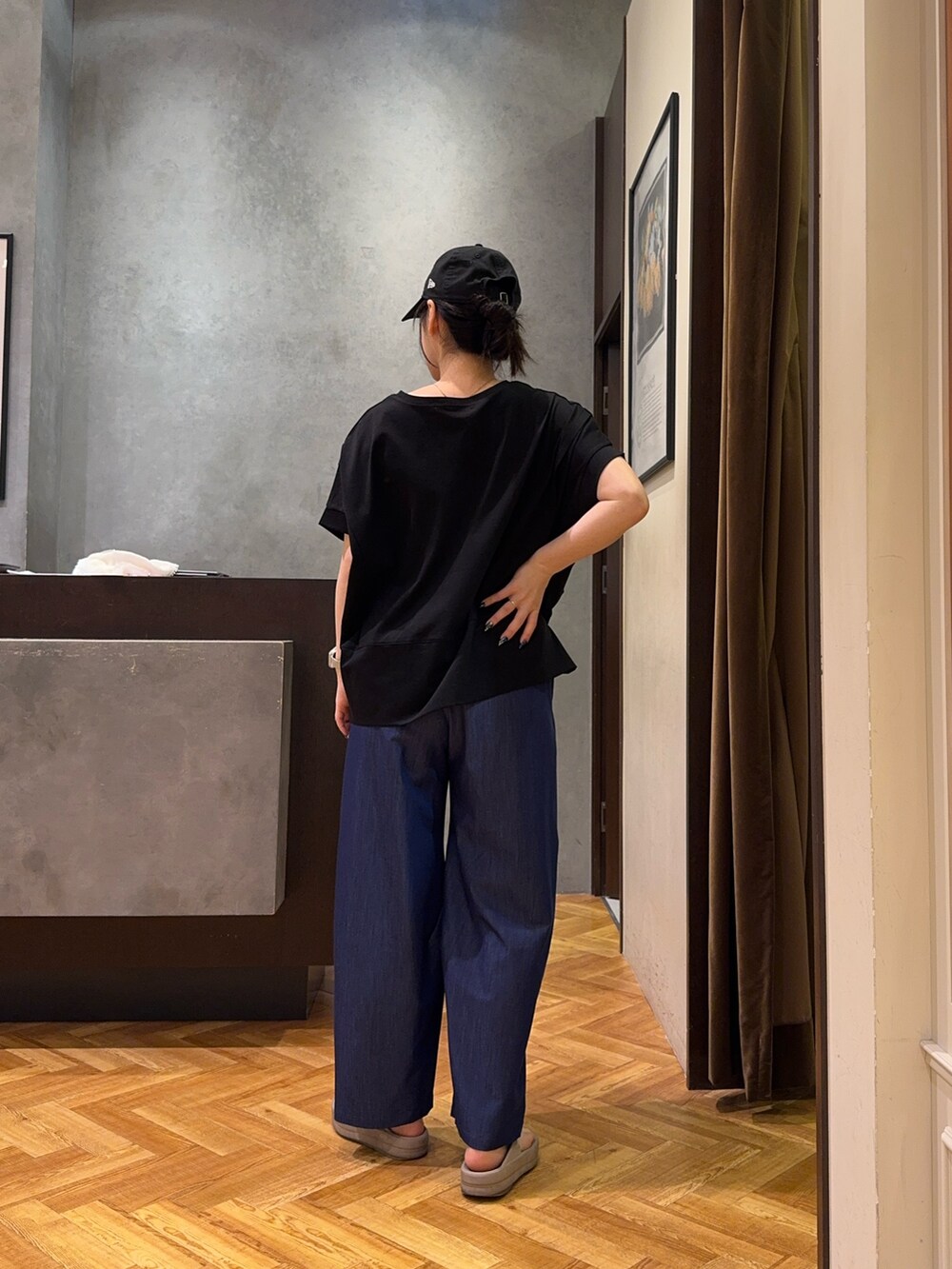 ブラック系のTシャツ/カットソー、ブルー系のその他パンツを着用したレディースの夏コーディネートの3枚目の写真