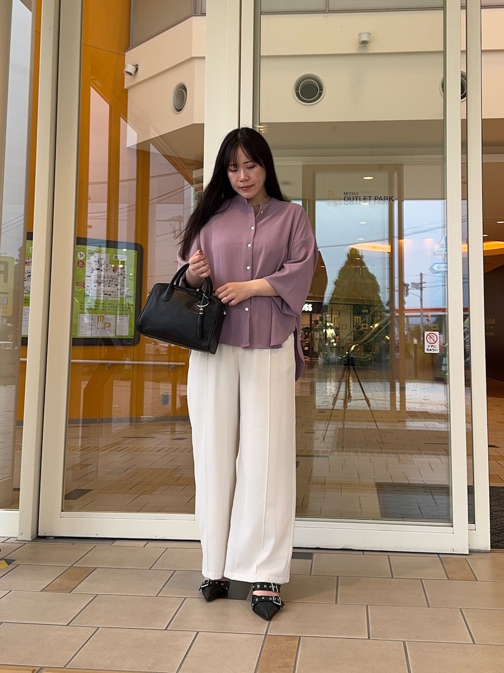 パープル系のシャツ/ブラウス、ホワイト系のその他パンツ、ブラック系のショルダーバッグを着用したレディースの夏コーディネートの3枚目の写真