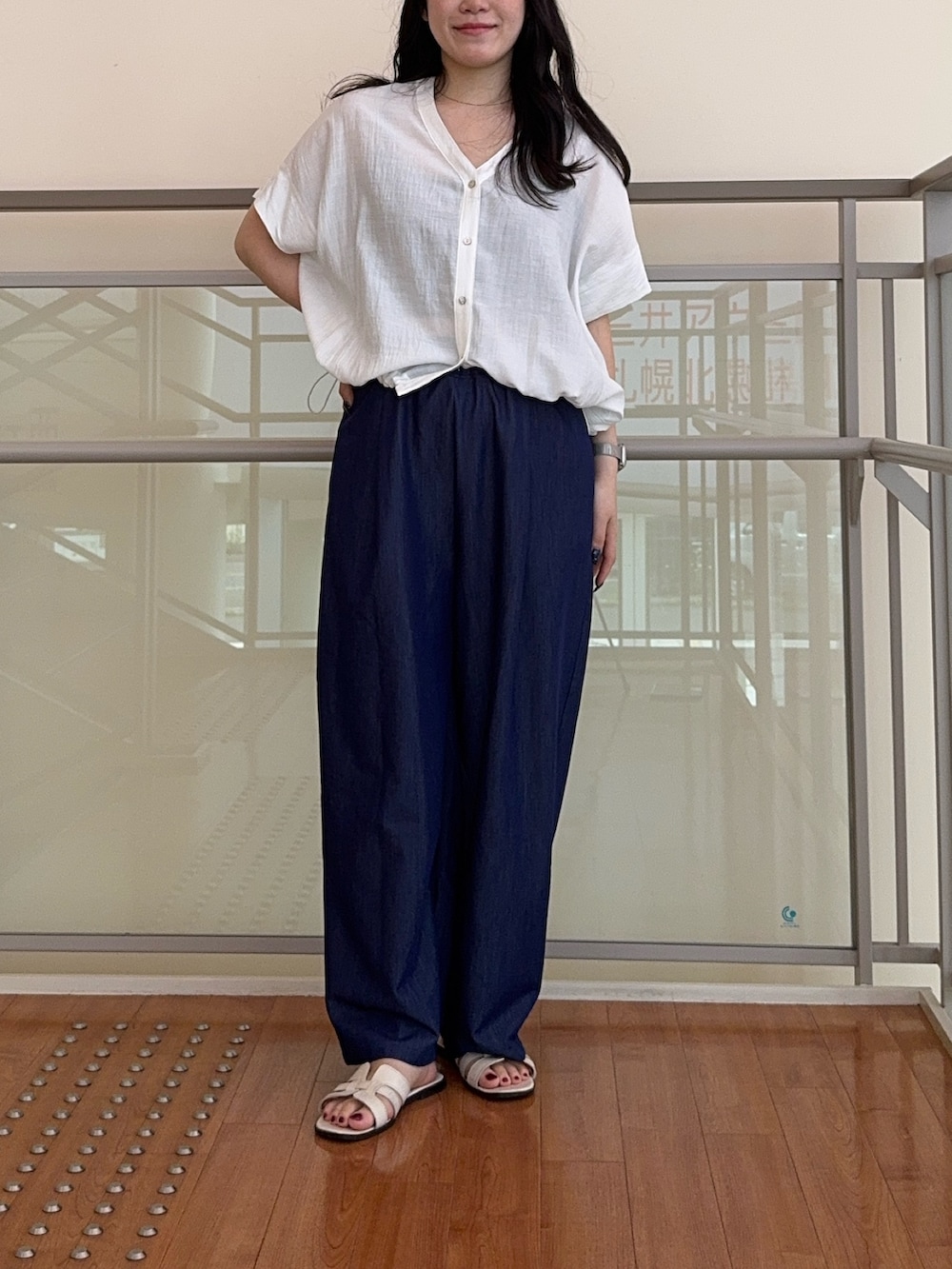 ホワイト系のシャツ/ブラウス、ブルー系のその他パンツを着用したレディースの夏コーディネートの4枚目の写真