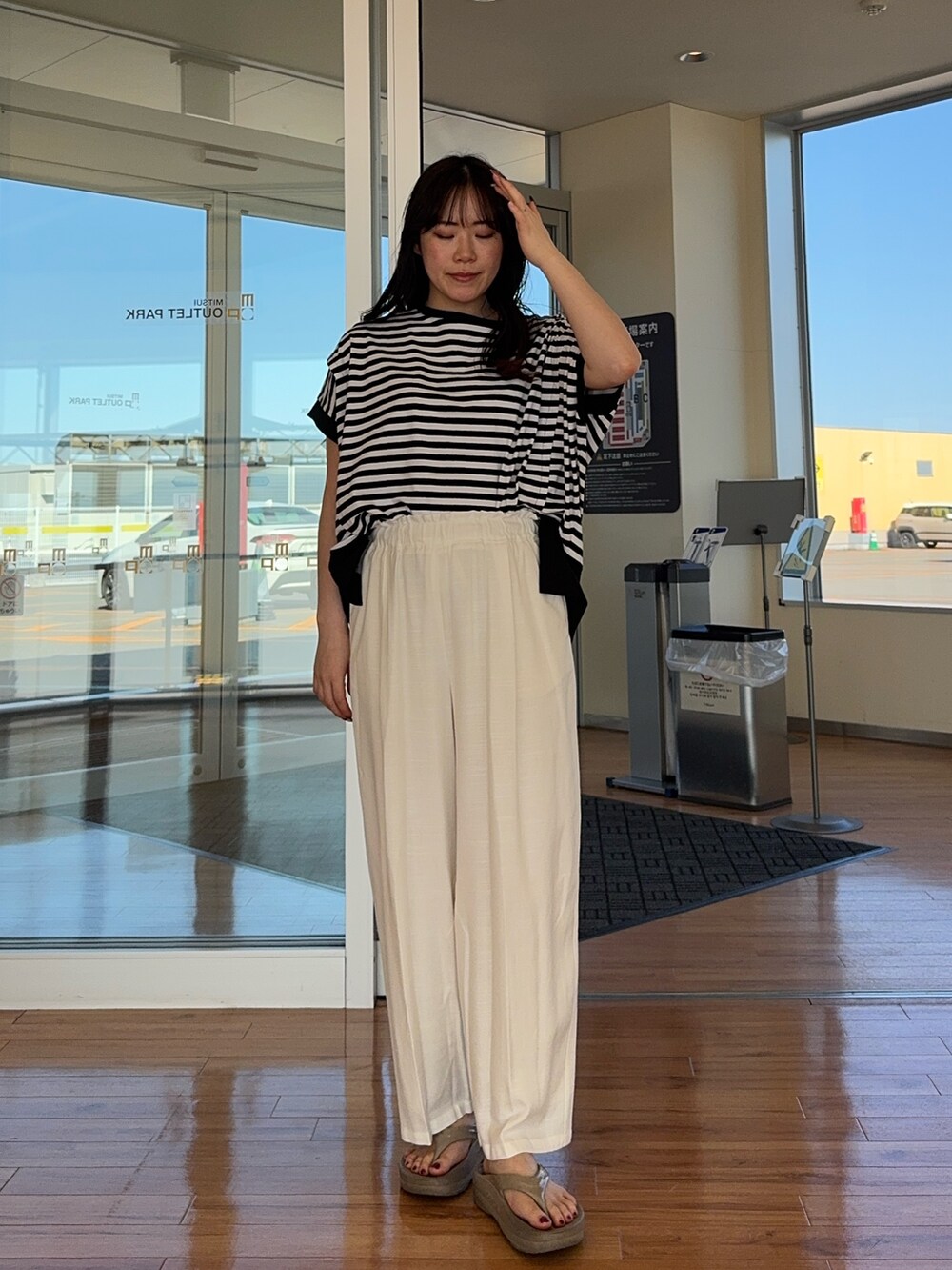 ホワイト系のその他パンツ、ブラック系のTシャツ/カットソーを着用したレディースの夏コーディネートの3枚目の写真