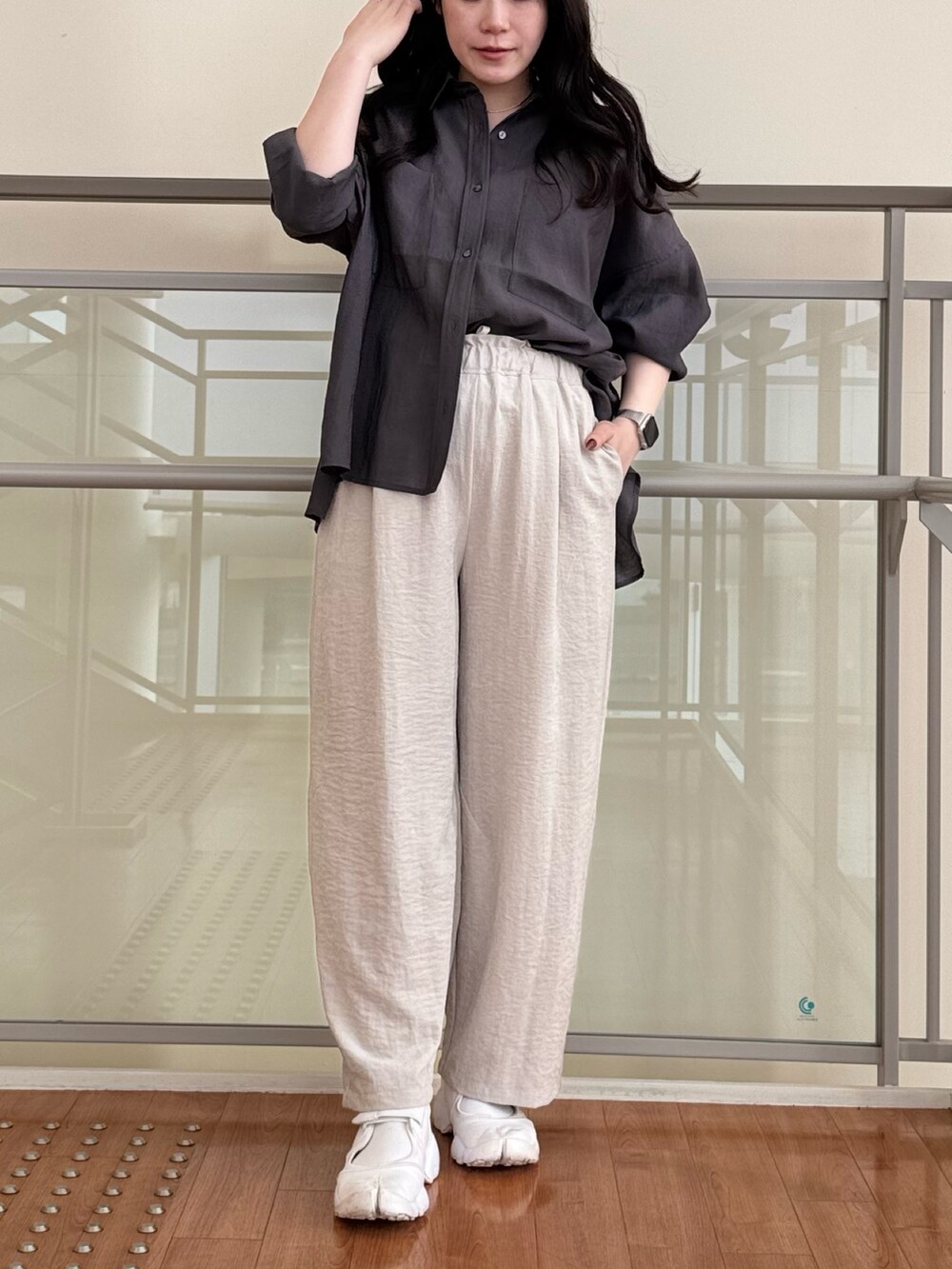 グレー系のその他パンツ、グレー系のシャツ/ブラウスを着用したレディースの夏コーディネートの4枚目の写真