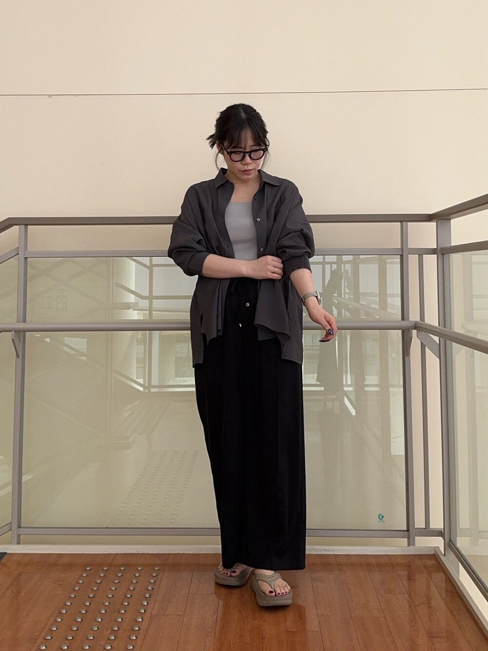 グレー系のキャミソール、ブラック系のその他パンツ、グレー系のシャツ/ブラウスを着用したレディースの夏コーディネートの3枚目の写真