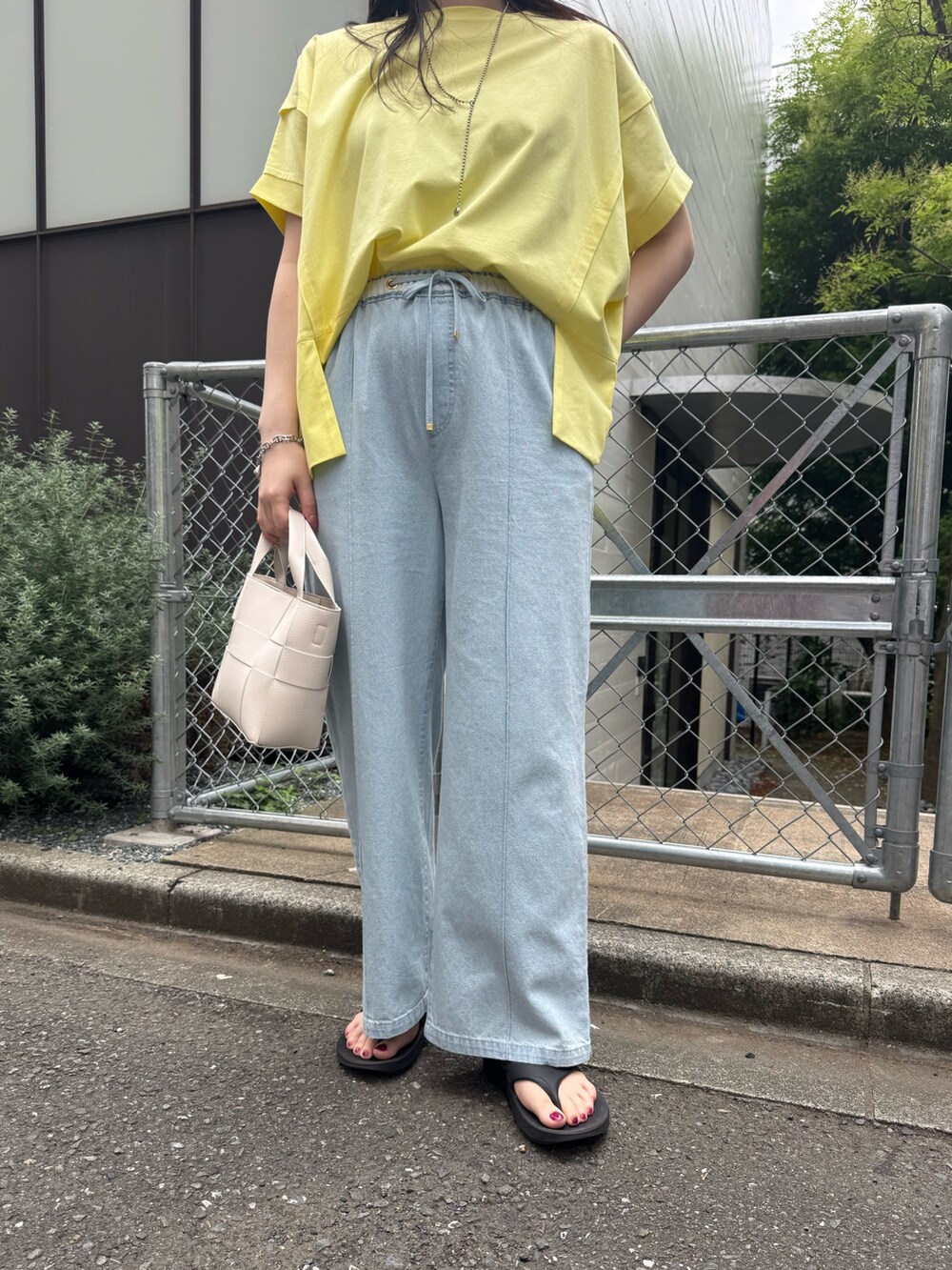 ブルー系のデニムパンツ、イエロー系のTシャツ/カットソーを着用したレディースの夏コーディネートの5枚目の写真