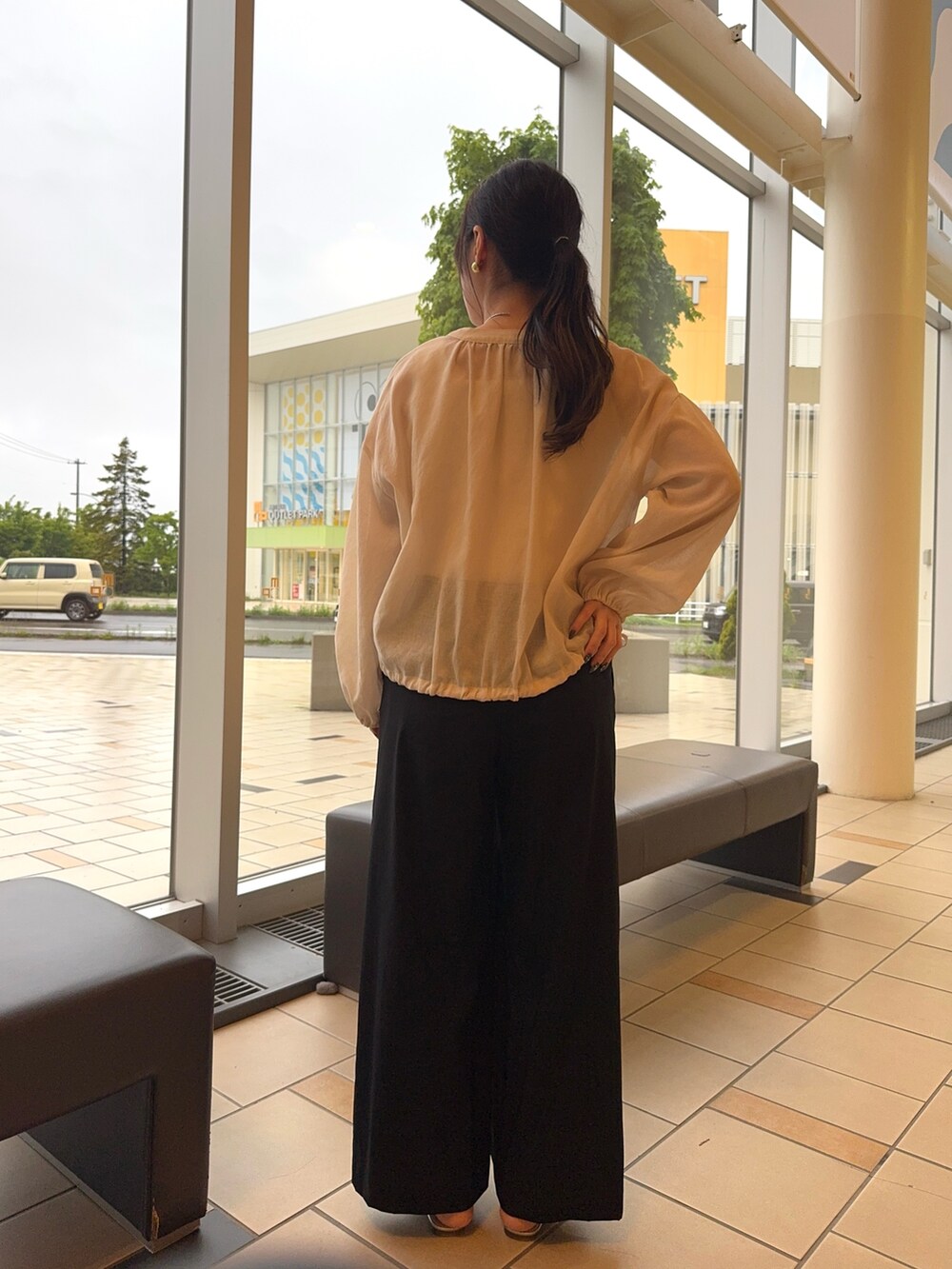 ブラック系のその他パンツ、ベージュ系のシャツ/ブラウスを着用したレディースの夏コーディネートの4枚目の写真