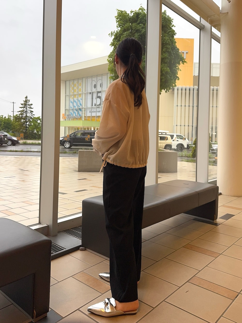 ブラック系のその他パンツ、ベージュ系のシャツ/ブラウスを着用したレディースの夏コーディネートの2枚目の写真