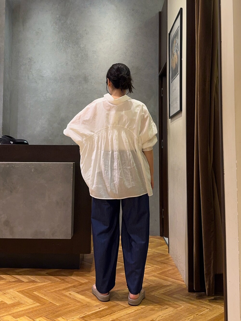 ホワイト系のシャツ/ブラウス、ブルー系のその他パンツを着用したレディースの夏コーディネートの2枚目の写真