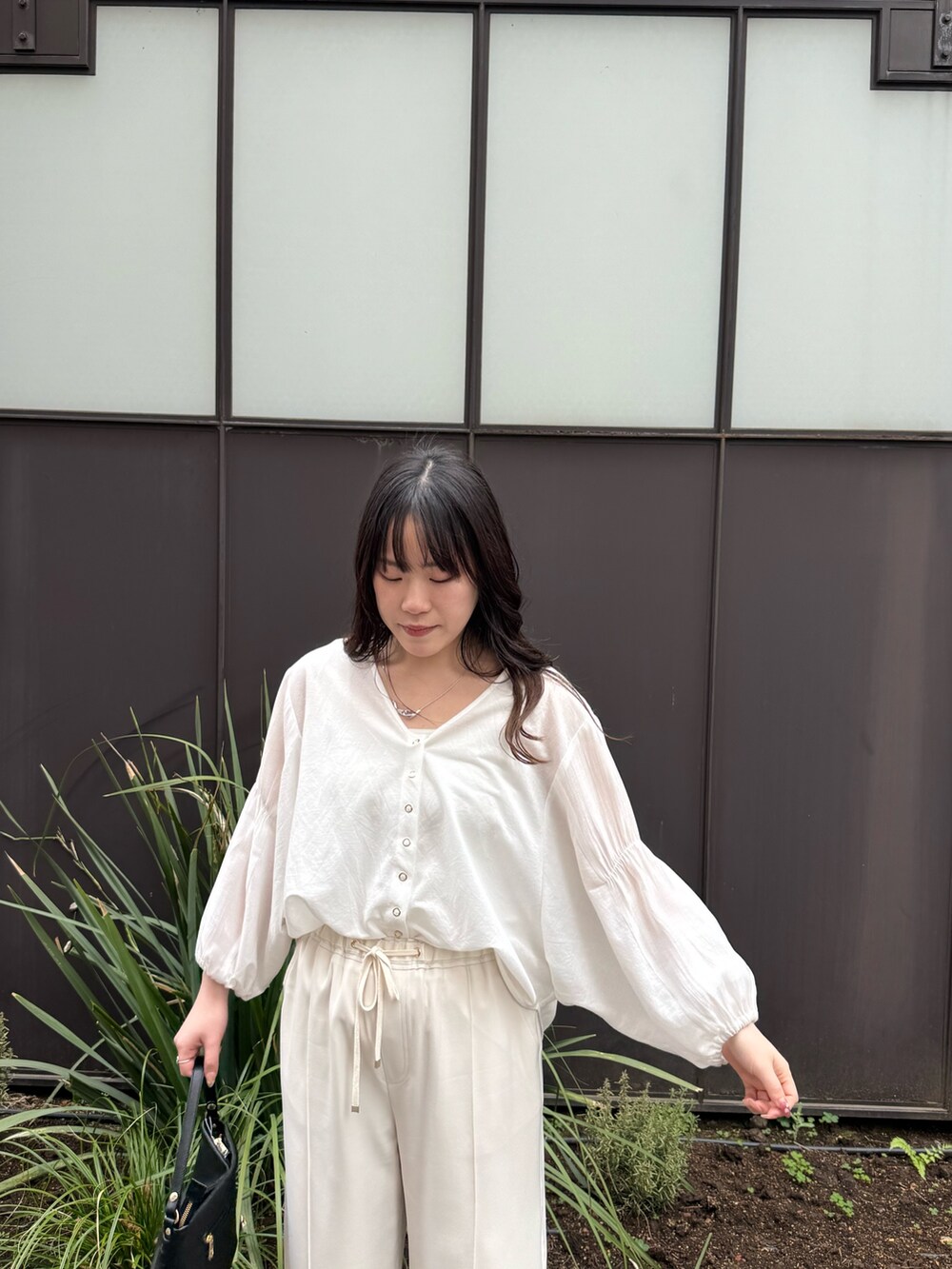 ホワイト系のシャツ/ブラウス、ホワイト系のその他パンツを着用したレディースの春コーディネートの4枚目の写真