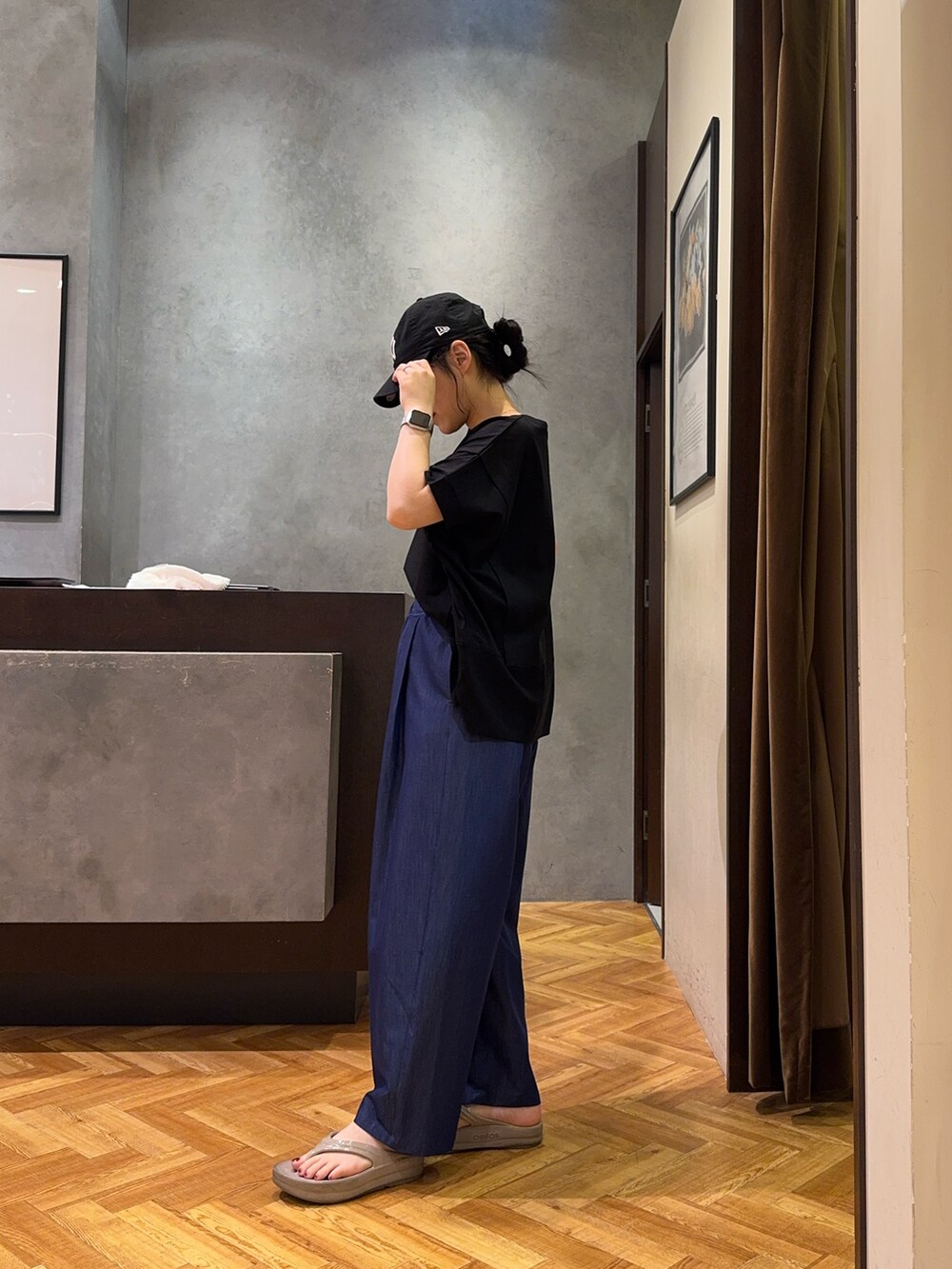 ブラック系のTシャツ/カットソー、ブルー系のその他パンツを着用したレディースの夏コーディネートの2枚目の写真