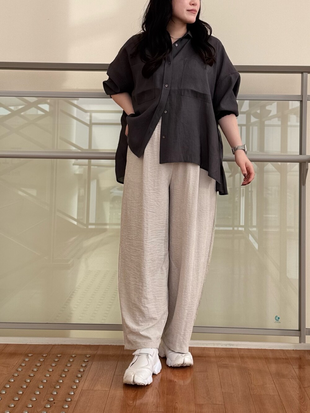 グレー系のその他パンツ、グレー系のシャツ/ブラウスを着用したレディースの夏コーディネートの5枚目の写真