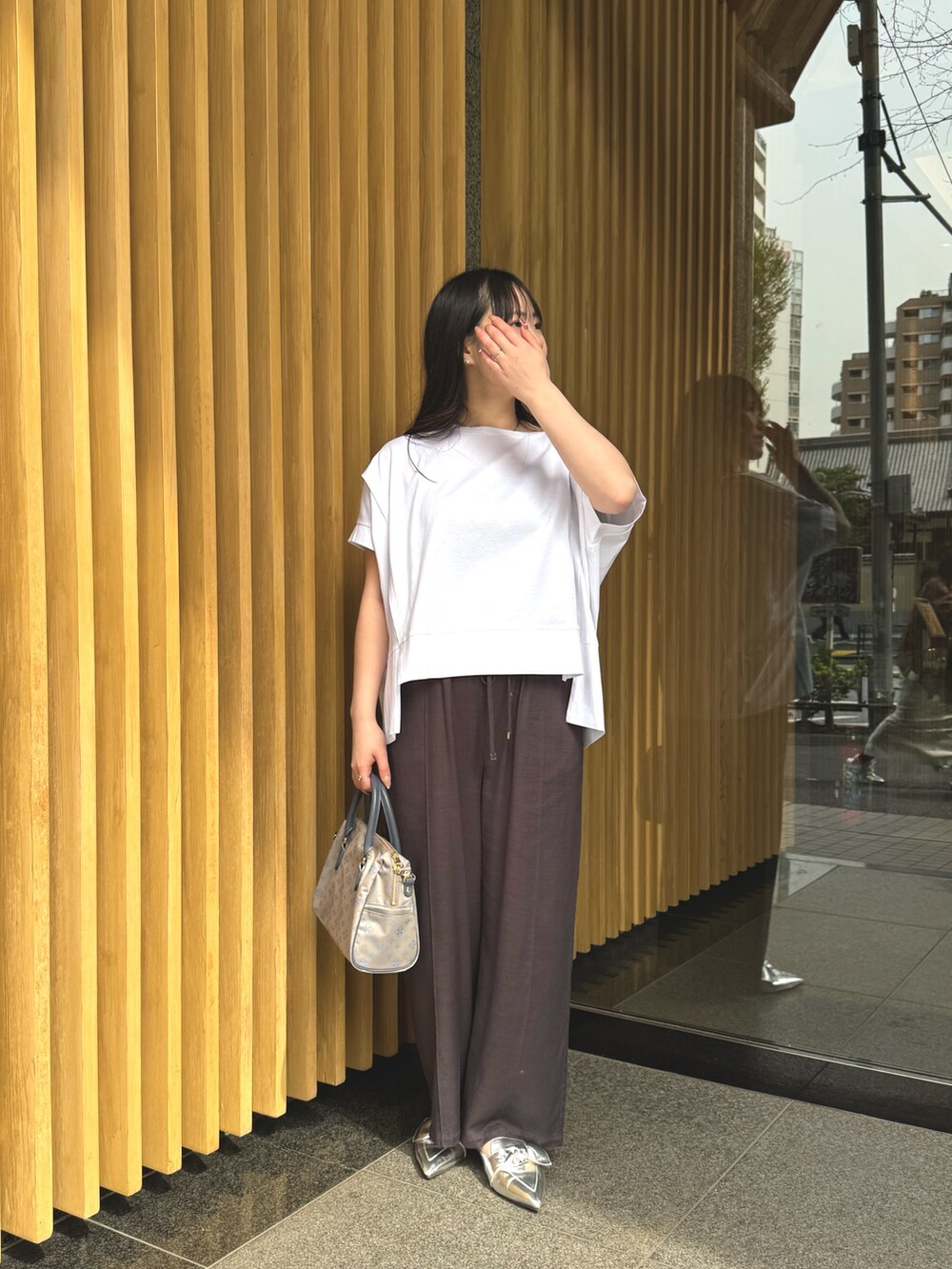 ホワイト系のTシャツ/カットソー、グレー系のその他パンツを着用したレディースの春コーディネートの2枚目の写真