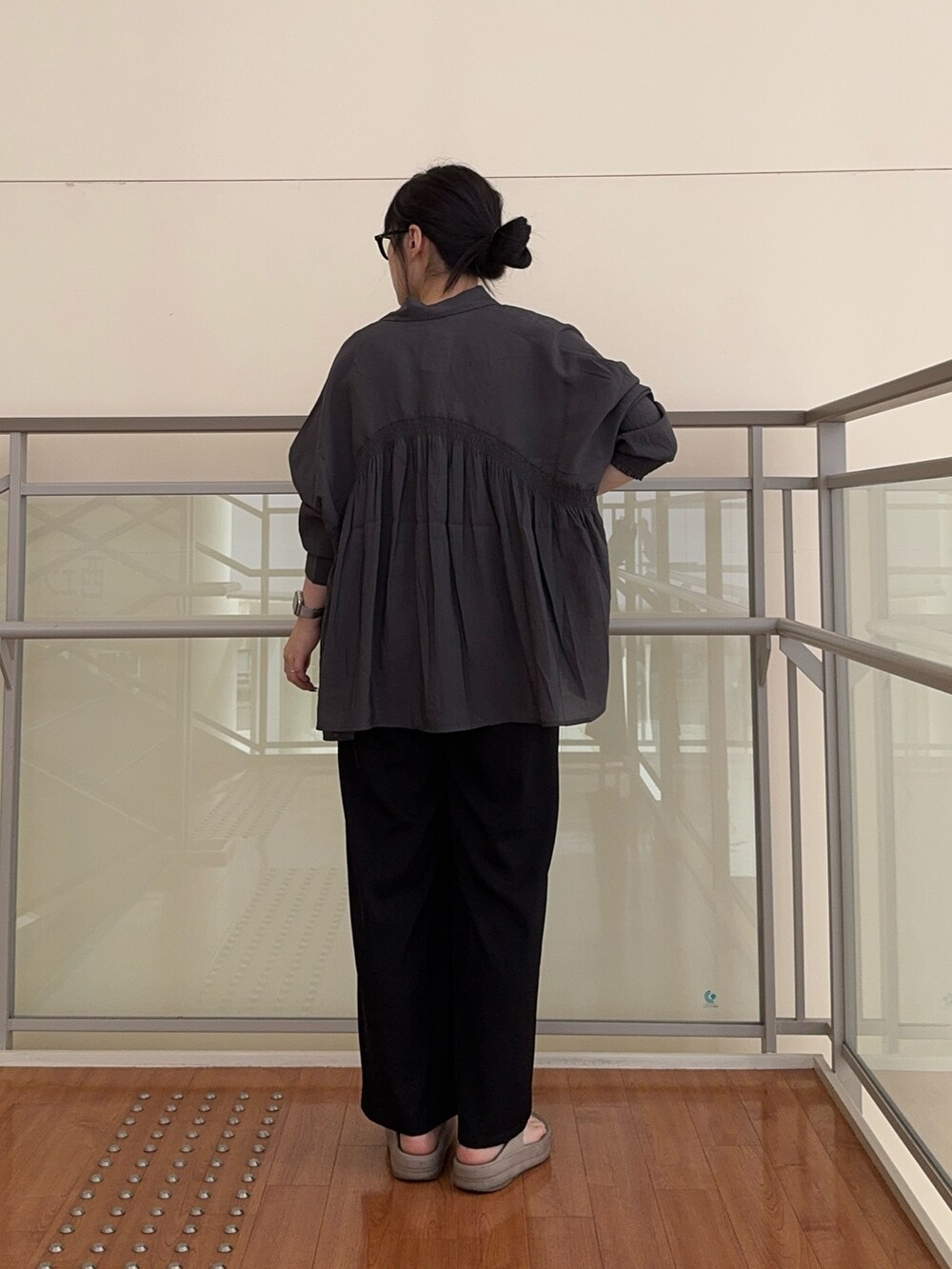 グレー系のキャミソール、ブラック系のその他パンツ、グレー系のシャツ/ブラウスを着用したレディースの夏コーディネートの4枚目の写真