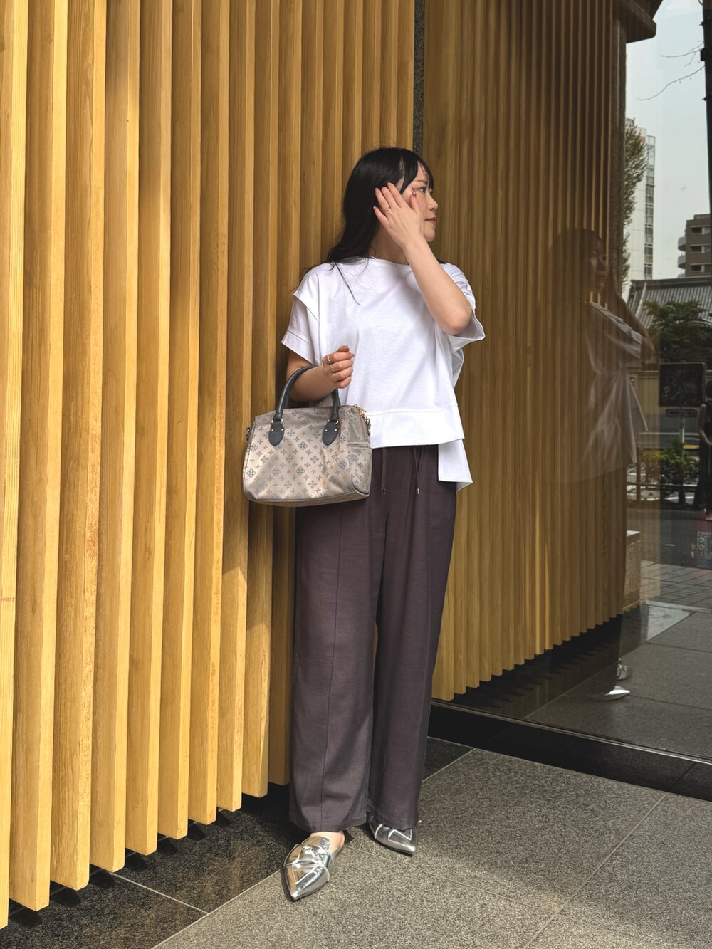 ホワイト系のTシャツ/カットソー、グレー系のその他パンツを着用したレディースの春コーディネートの3枚目の写真