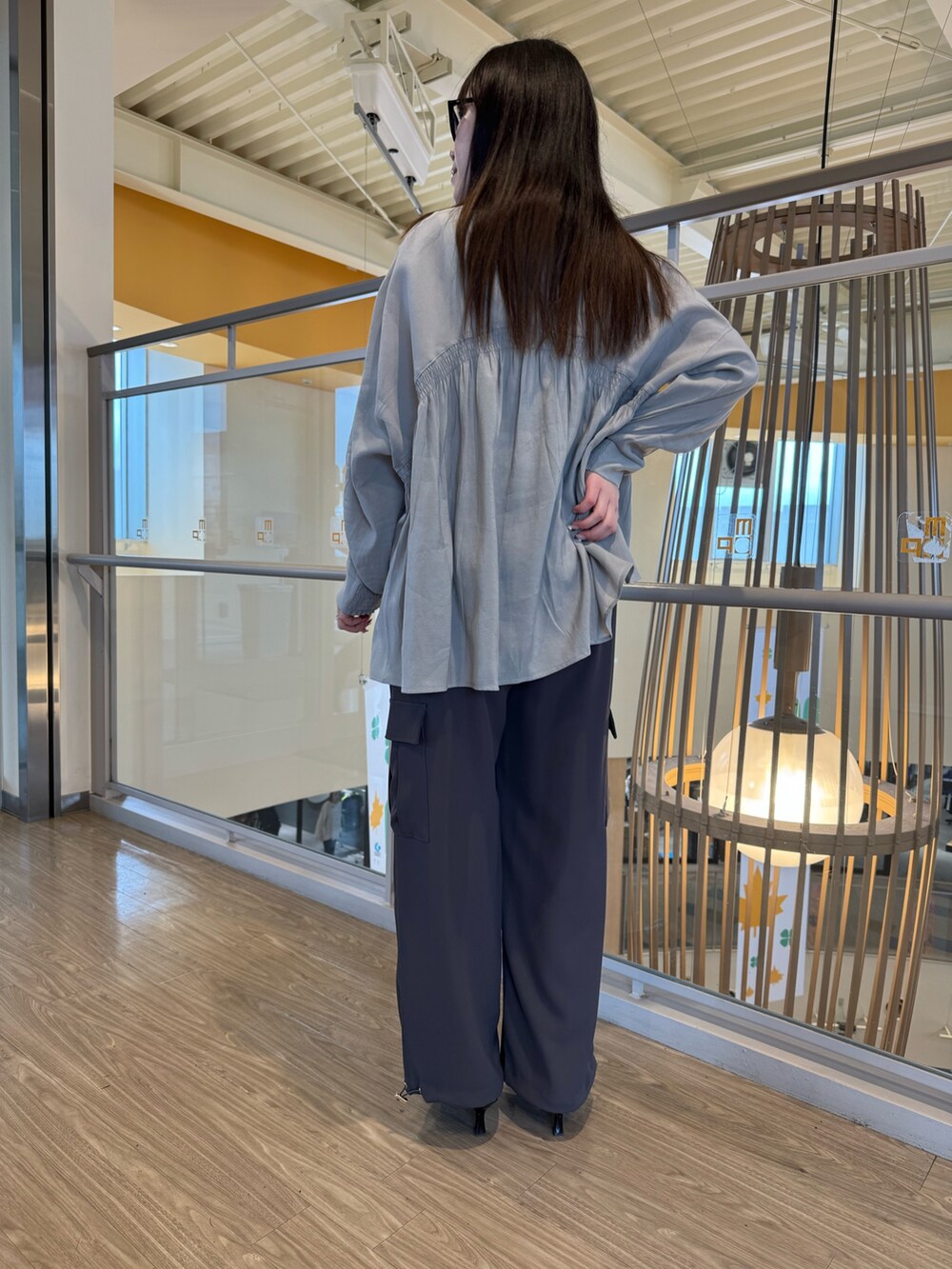 グレー系のシャツ/ブラウス、グレー系のその他パンツを着用したレディースの春コーディネートの4枚目の写真