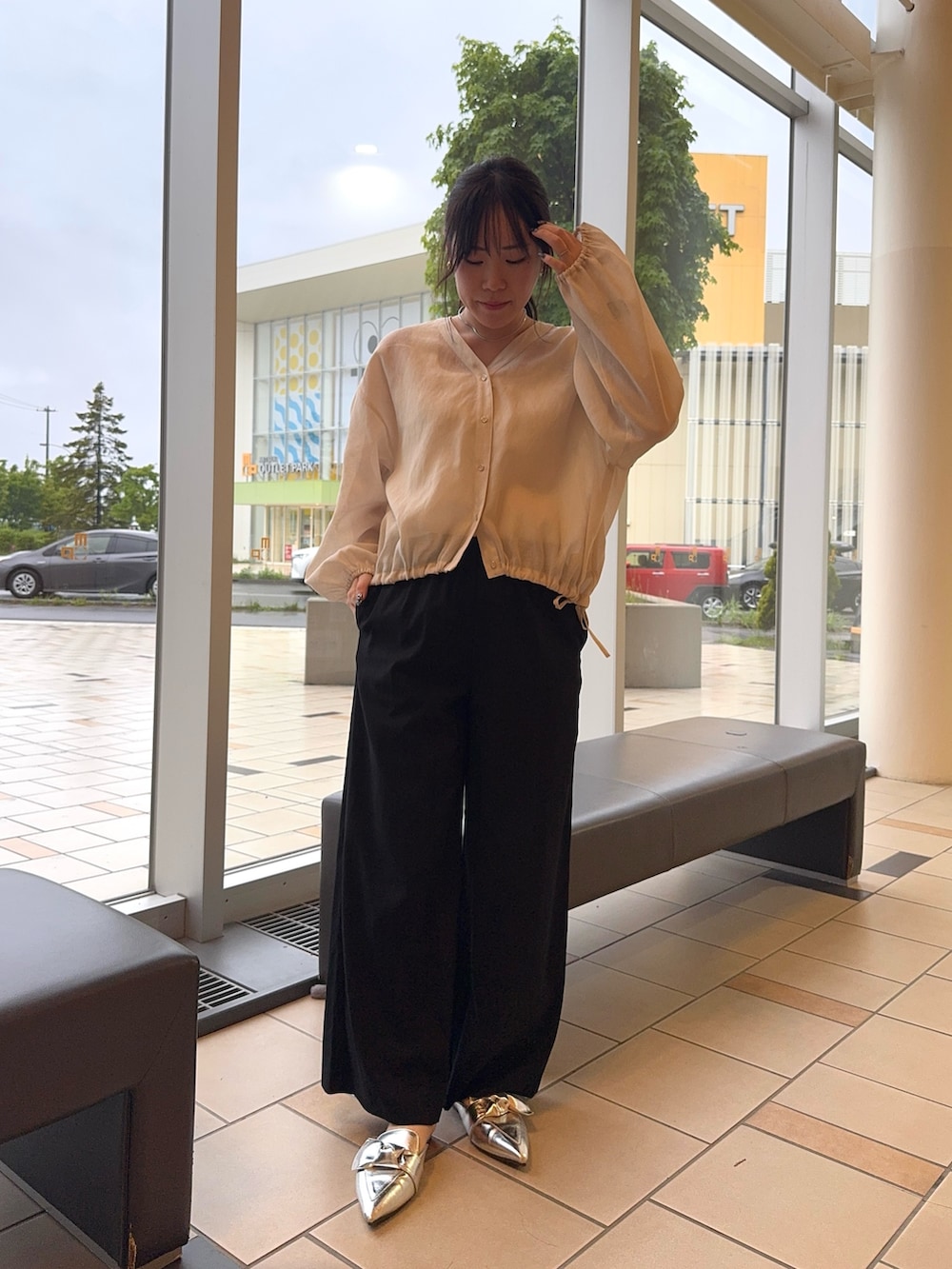 ブラック系のその他パンツ、ベージュ系のシャツ/ブラウスを着用したレディースの夏コーディネートの3枚目の写真