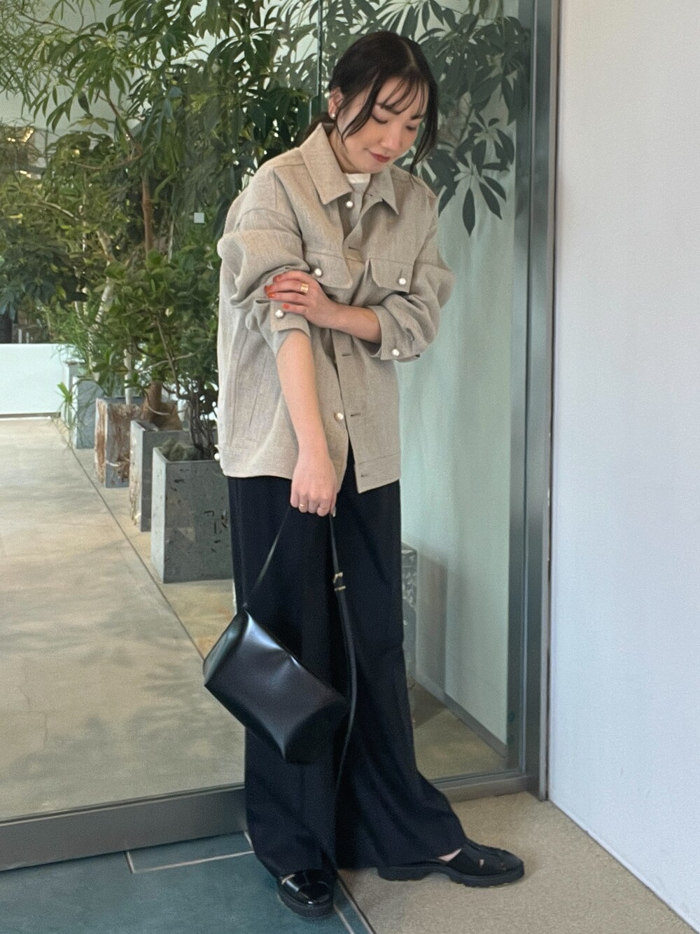 ブルー系のスラックス、ホワイト系のシャツ/ブラウスを着用したレディースの春コーディネートの2枚目の写真