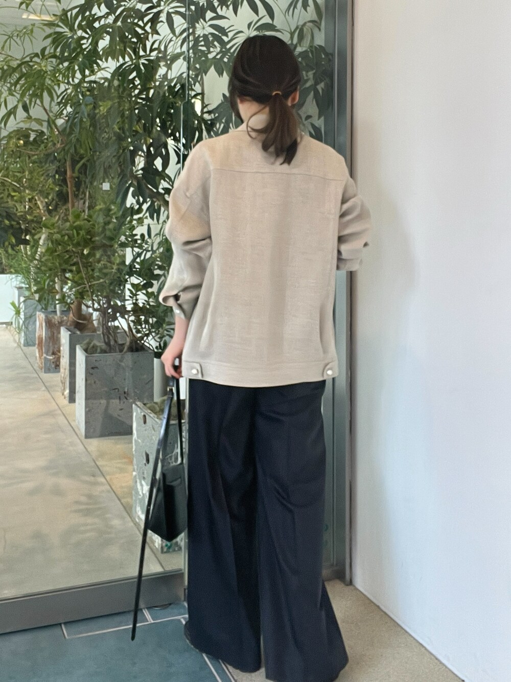 ブルー系のスラックス、ホワイト系のシャツ/ブラウスを着用したレディースの春コーディネートの3枚目の写真