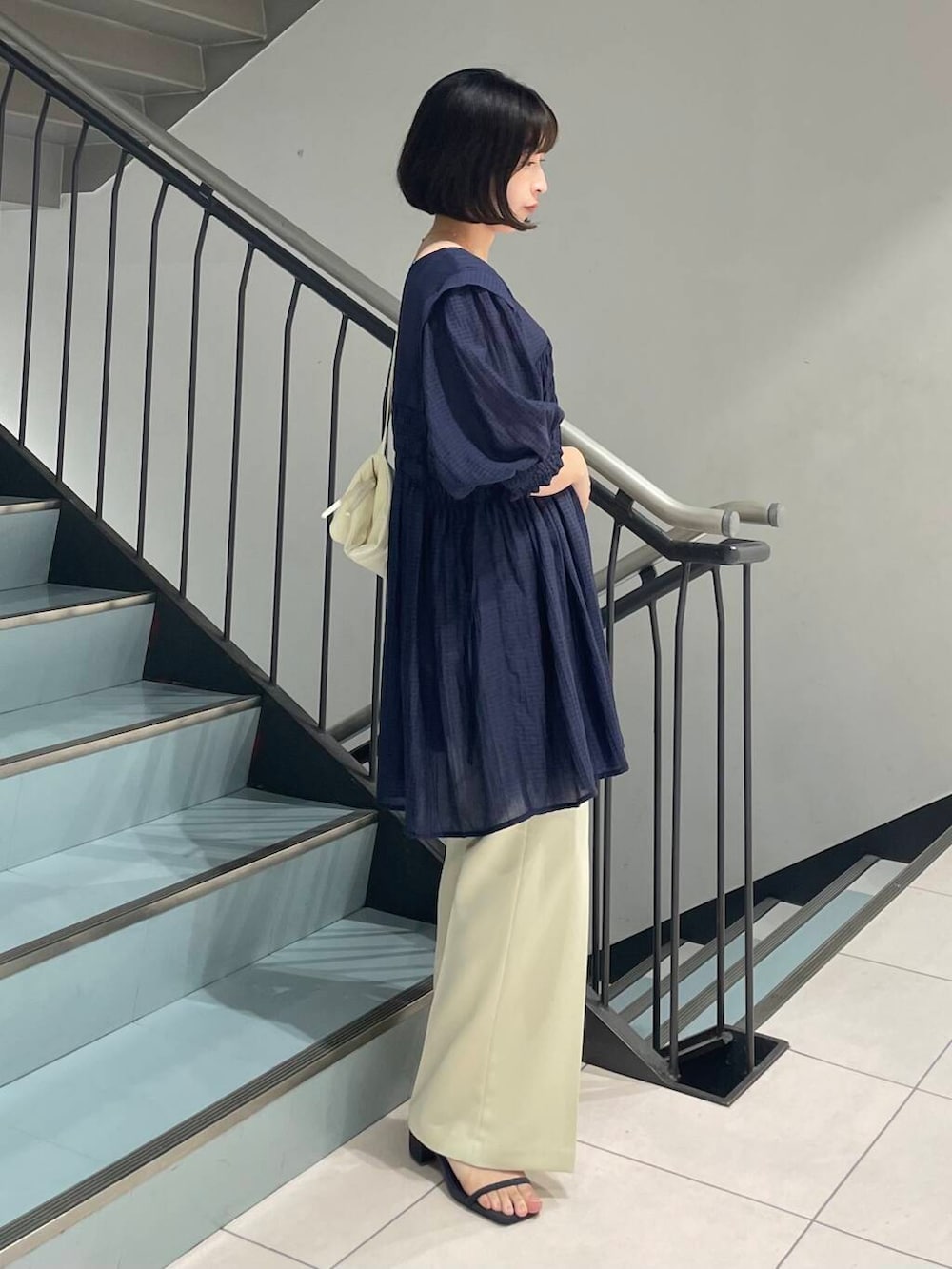 ブルー系のワンピース、ブルー系のサンダル、ベージュ系のその他パンツを着用したレディースの夏コーディネートの4枚目の写真