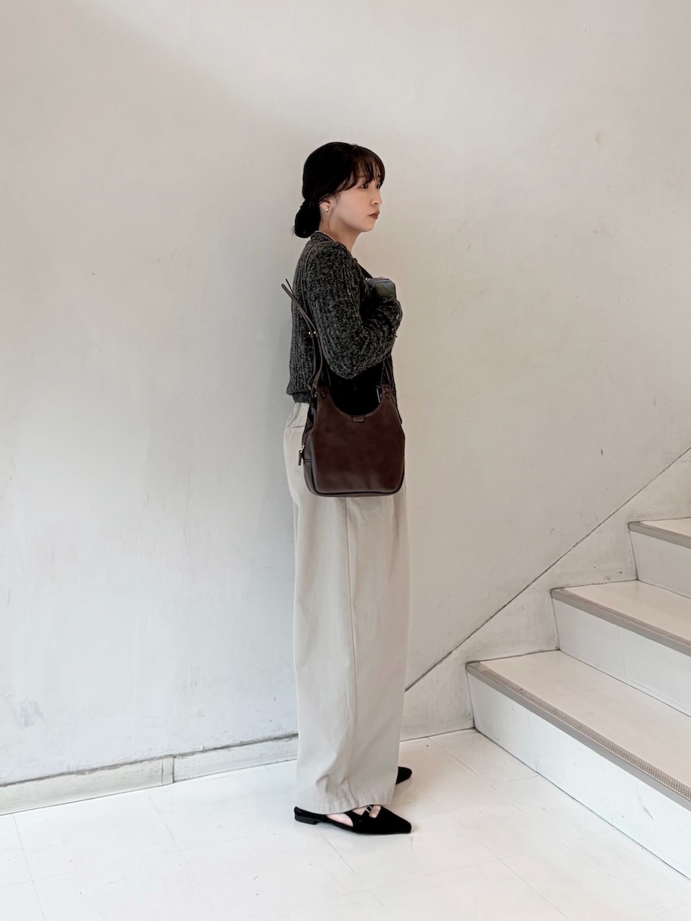 グレー系のカーディガン/ボレロ、ベージュ系のその他パンツ、ブラック系のサンダルを着用したレディースの秋コーディネートの3枚目の写真