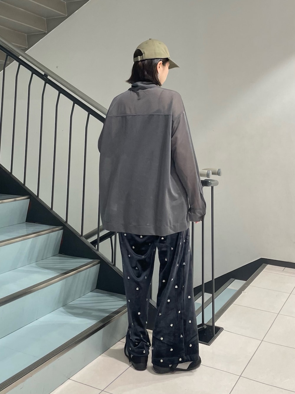 「秋服準備はじめました、着こなしのちょこっとテク、シャツスタイル、きれいめカジュアル、ショルダーバッグ、シンプルコーデ、お出かけコーデ、キャップ、モノトーン、小物で作る初秋コーデ、即着シャツコーデ、季節の変わり目羽織コーデ、初秋のパンツスタイル、カジュアルスタイル、低身長コーデ」｜「KBFのシアールーズシャツ（シャツ/ブラウス、グレー系）」を使った、うえさん（骨格ウェーブ・レディース・154cm）の秋コーディネートの4枚目の写真