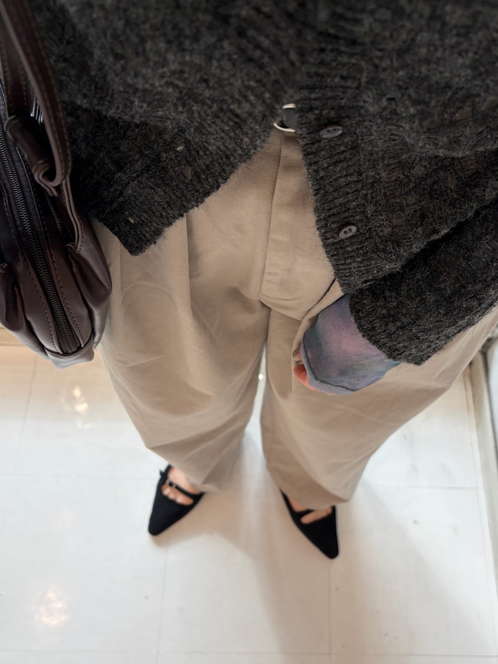 グレー系のカーディガン/ボレロ、ベージュ系のその他パンツ、ブラック系のサンダルを着用したレディースの秋コーディネートの5枚目の写真