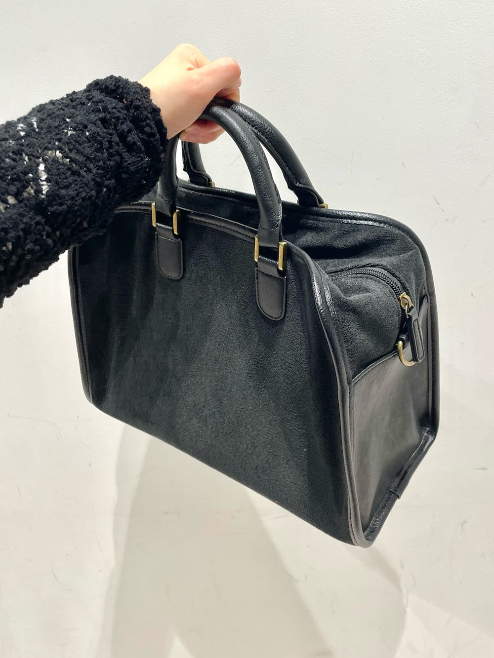 ブラック系のニット/セーター、ベージュ系のその他パンツ、グレー系のボストンバッグを着用したレディースの冬コーディネートの4枚目の写真