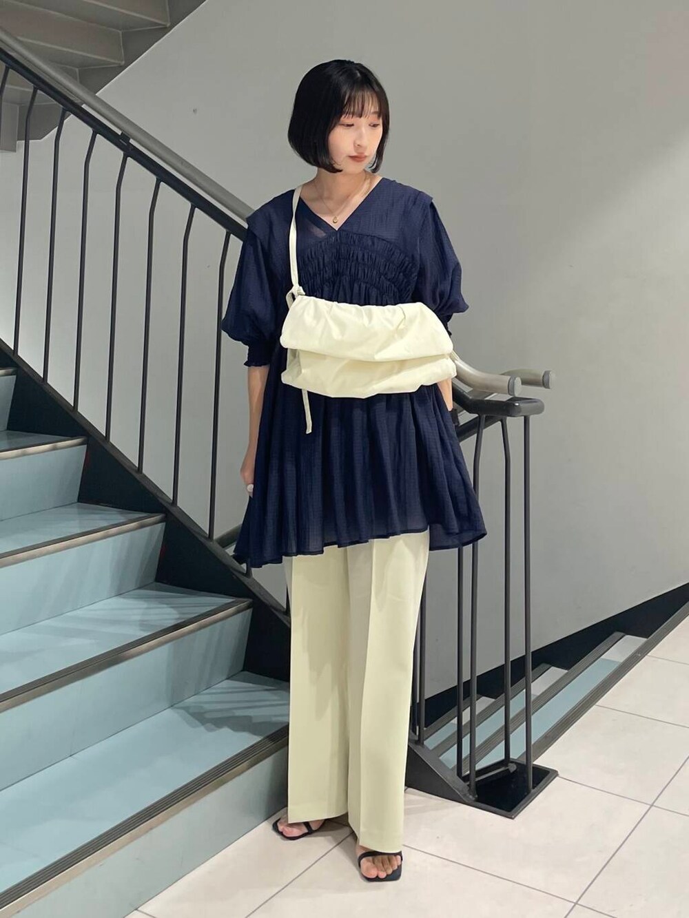 ブルー系のワンピース、ブルー系のサンダル、ベージュ系のその他パンツを着用したレディースの夏コーディネートの5枚目の写真