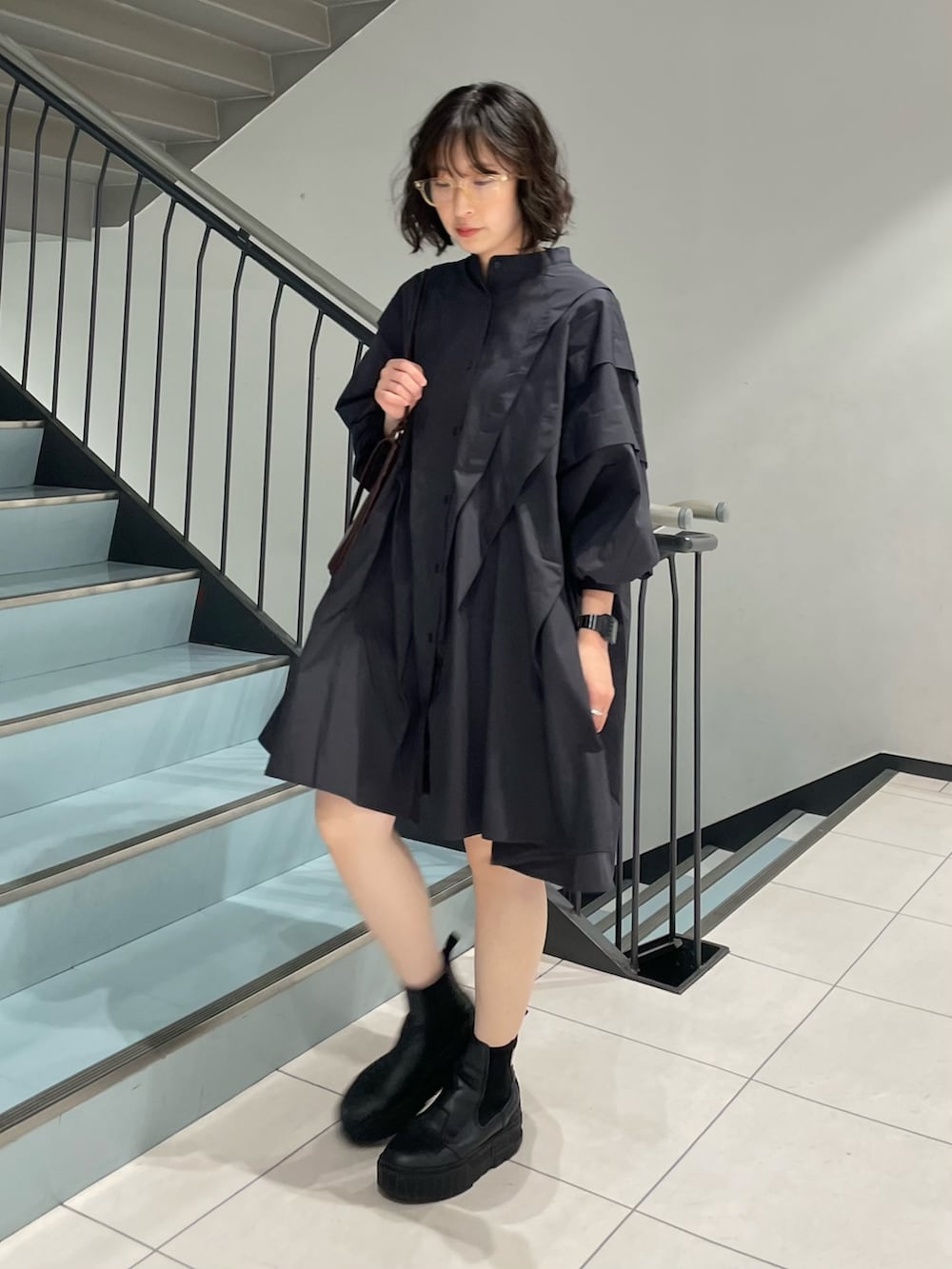 「秋服準備はじめました、きれいめカジュアル、ショルダーバッグ、ワンピース、シンプルコーデ、ボリューム袖、秋コーデ、小物で作る初秋コーデ、即着シャツコーデ、最旬ブラウンコーデ、休日スタイル、ゆるコーデ、大人女子、ワンピーススタイル、ママファッション」｜「KBFのボリュームタックミニワンピース（ワンピース、グレー系）」を使った、うえさん（骨格ウェーブ・レディース・154cm）の秋コーディネートの3枚目の写真