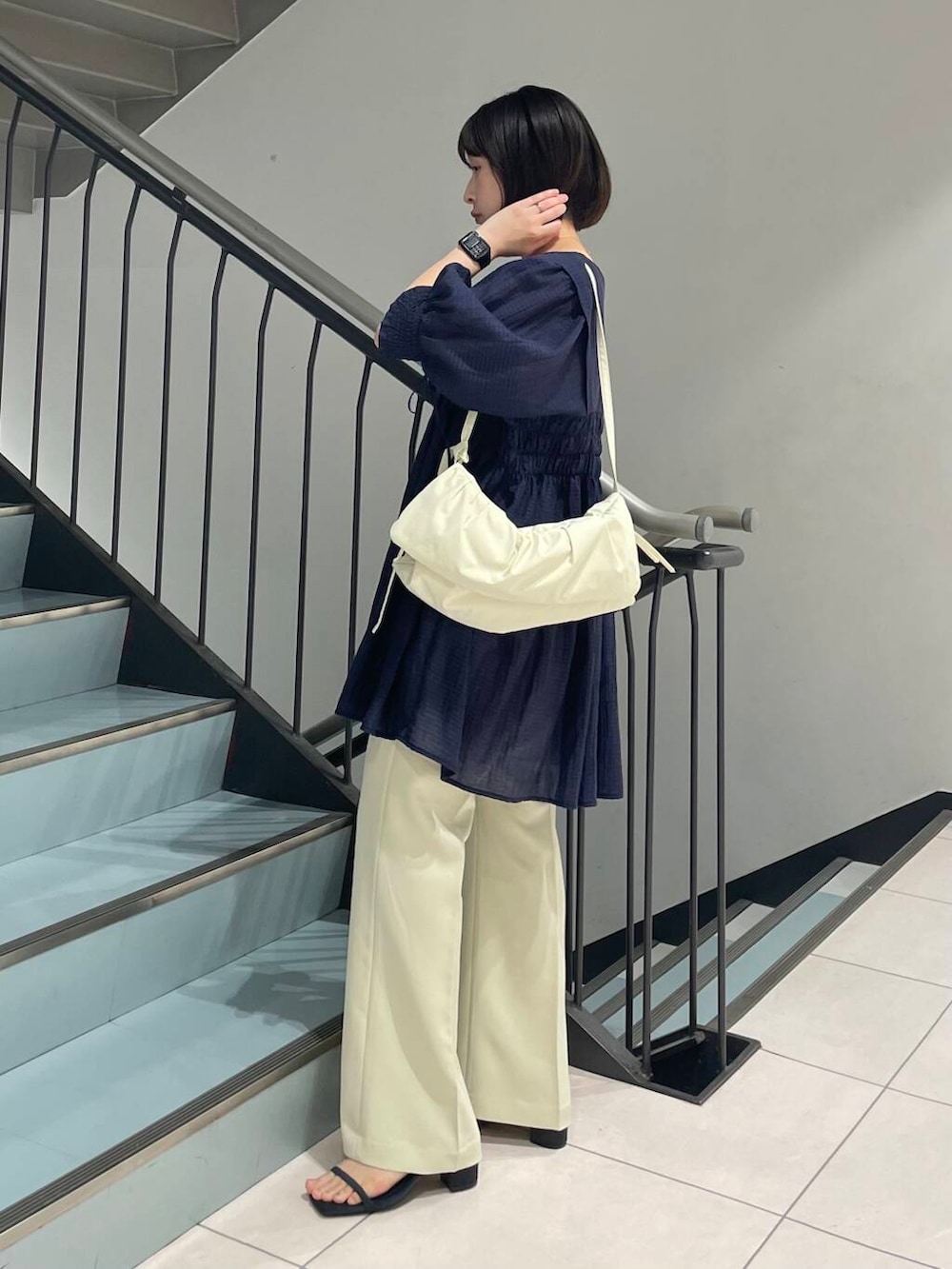 ブルー系のワンピース、ブルー系のサンダル、ベージュ系のその他パンツを着用したレディースの夏コーディネートの2枚目の写真