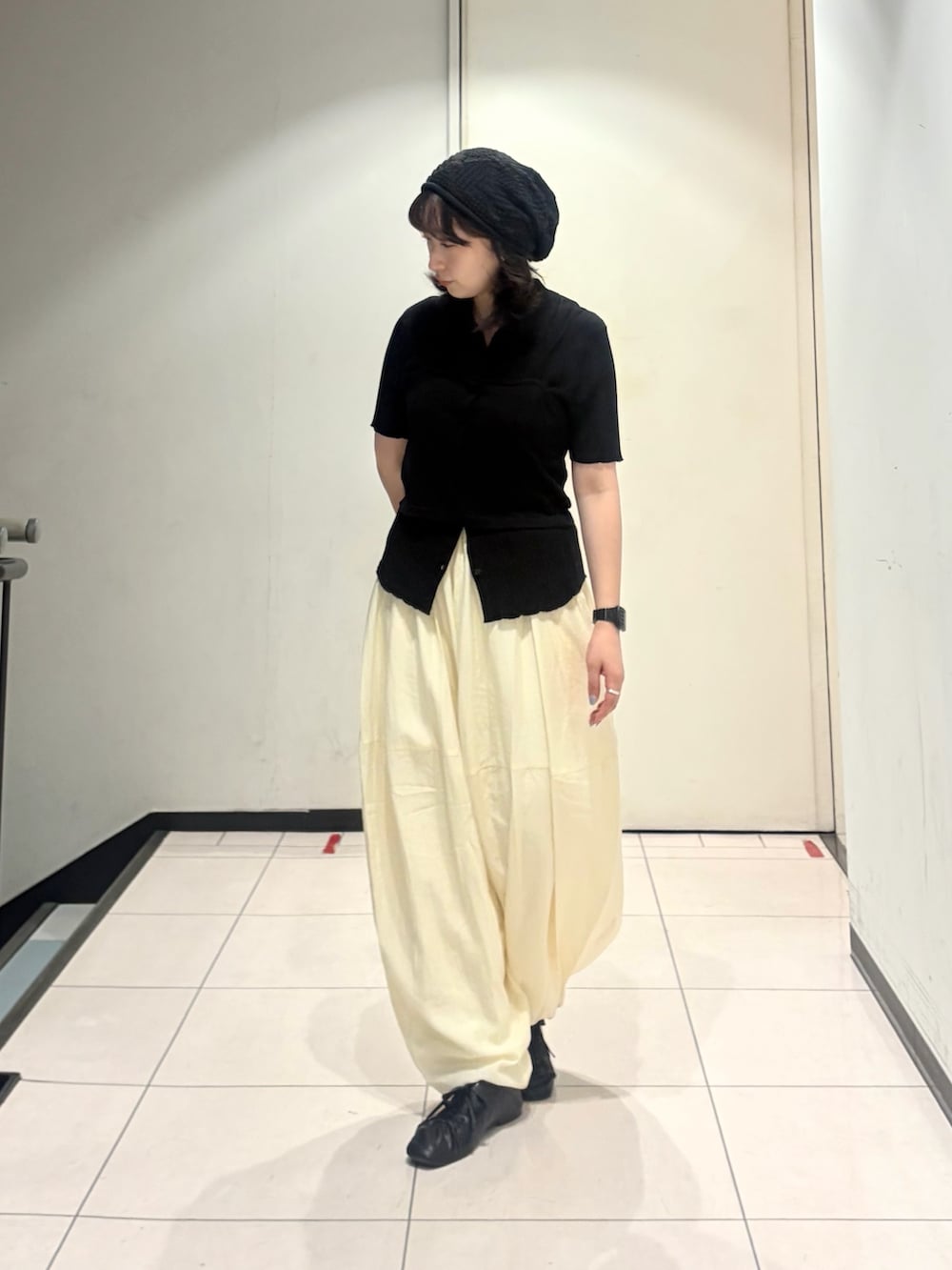 ブラック系のニット/セーター、ホワイト系のその他パンツ、ブラック系のニットキャップ/ビーニーを着用したレディースの夏コーディネートの4枚目の写真