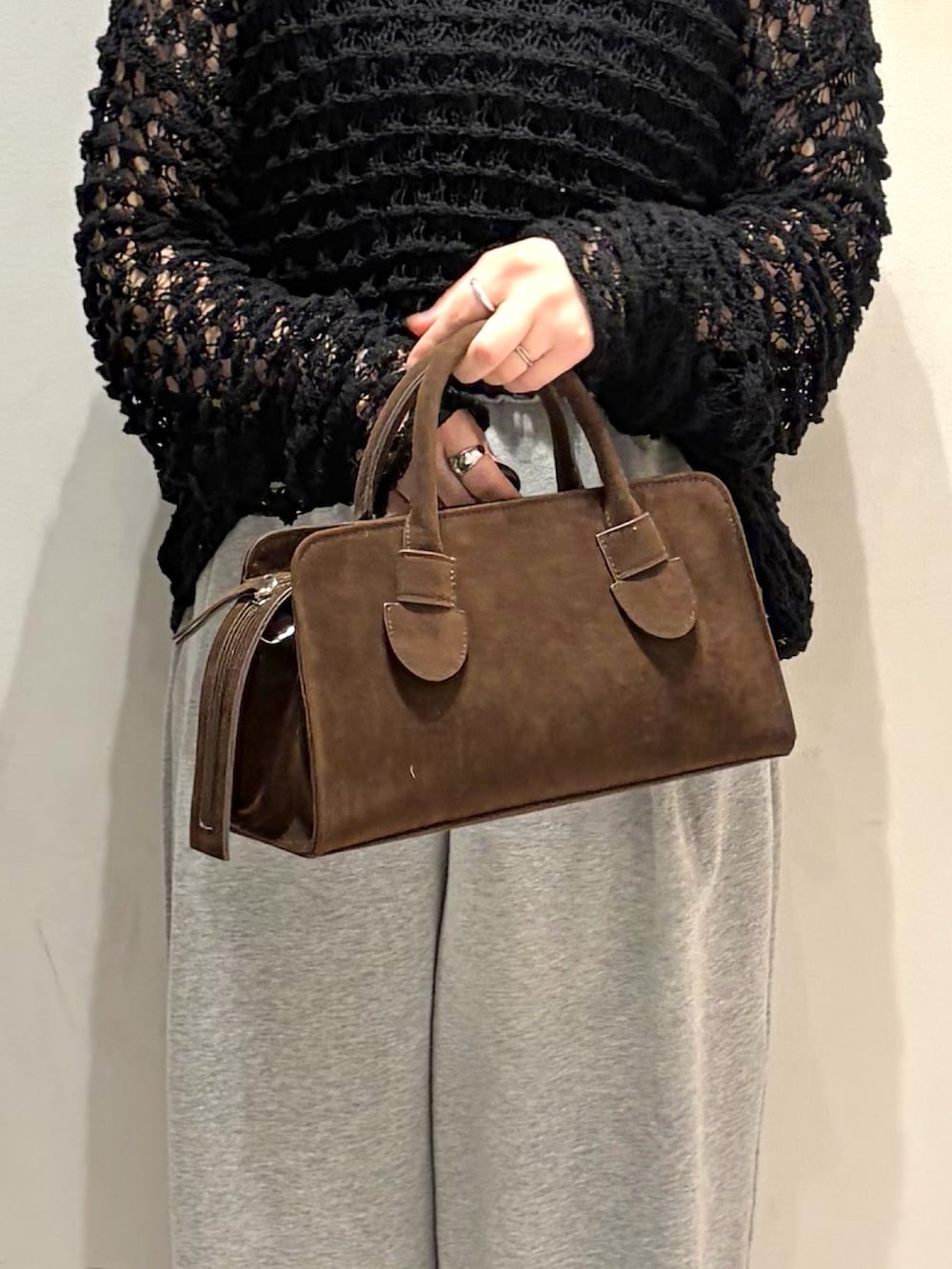 ブラック系のニット/セーター、グレー系のその他パンツ、ブラック系のその他シューズを着用したレディースの春コーディネートの4枚目の写真