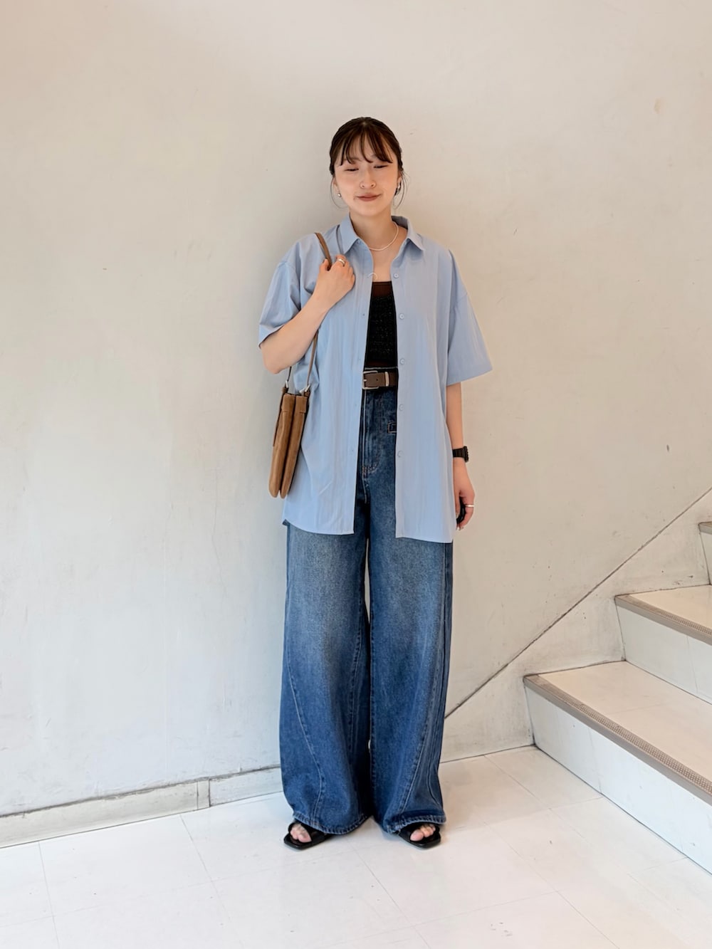 ブルー系のデニムパンツを着用したレディースの夏コーディネートの5枚目の写真