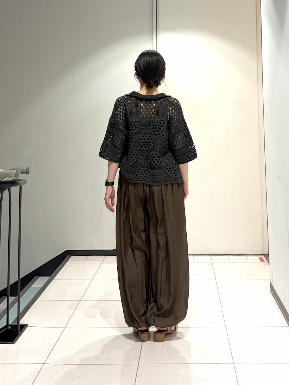ブラウン系のその他パンツ、グレー系のニット/セーター、ブラウン系のキャミソールを着用したレディースの春コーディネートの4枚目の写真