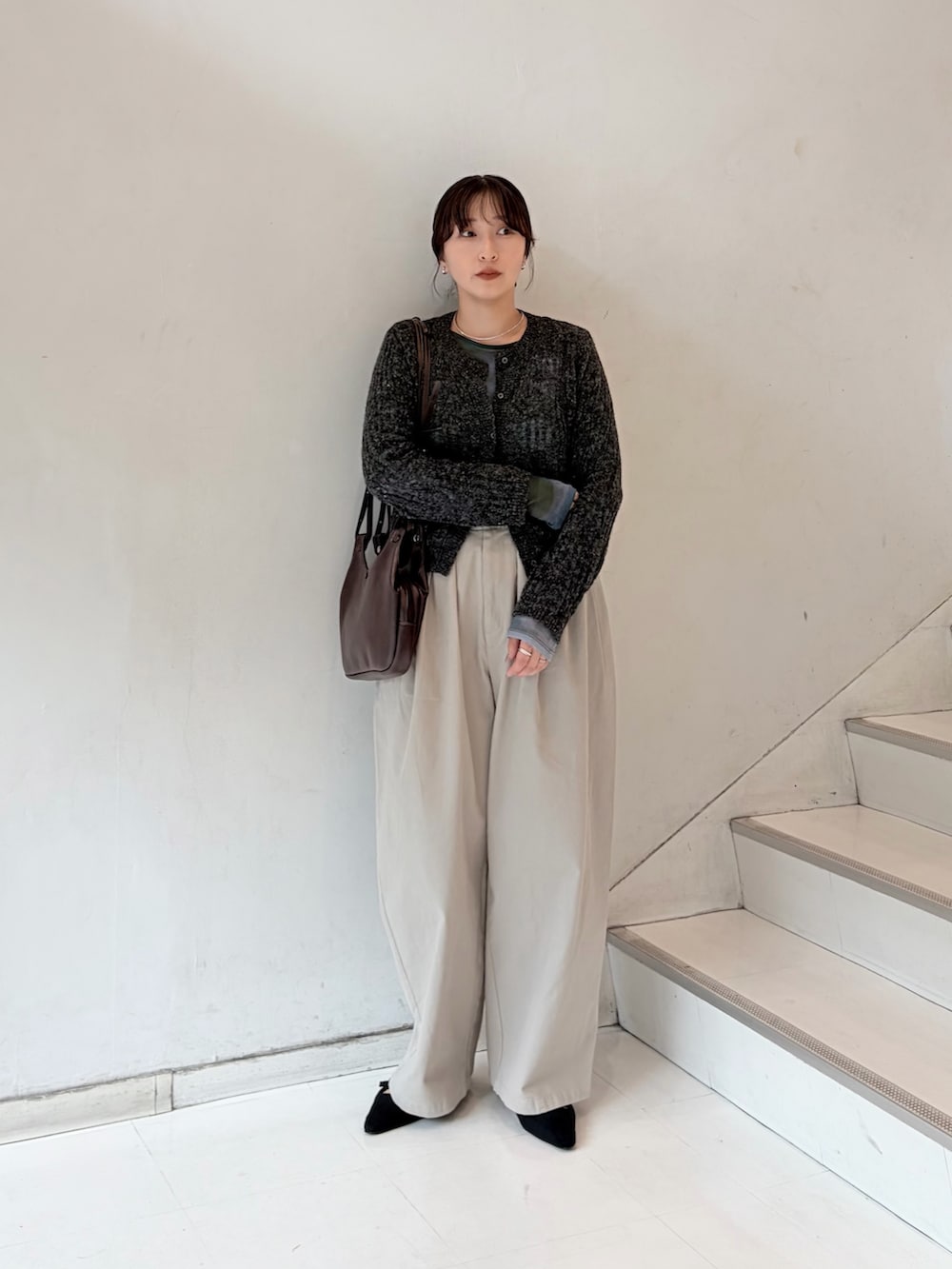 グレー系のカーディガン/ボレロ、ベージュ系のその他パンツ、ブラック系のサンダルを着用したレディースの秋コーディネートの2枚目の写真