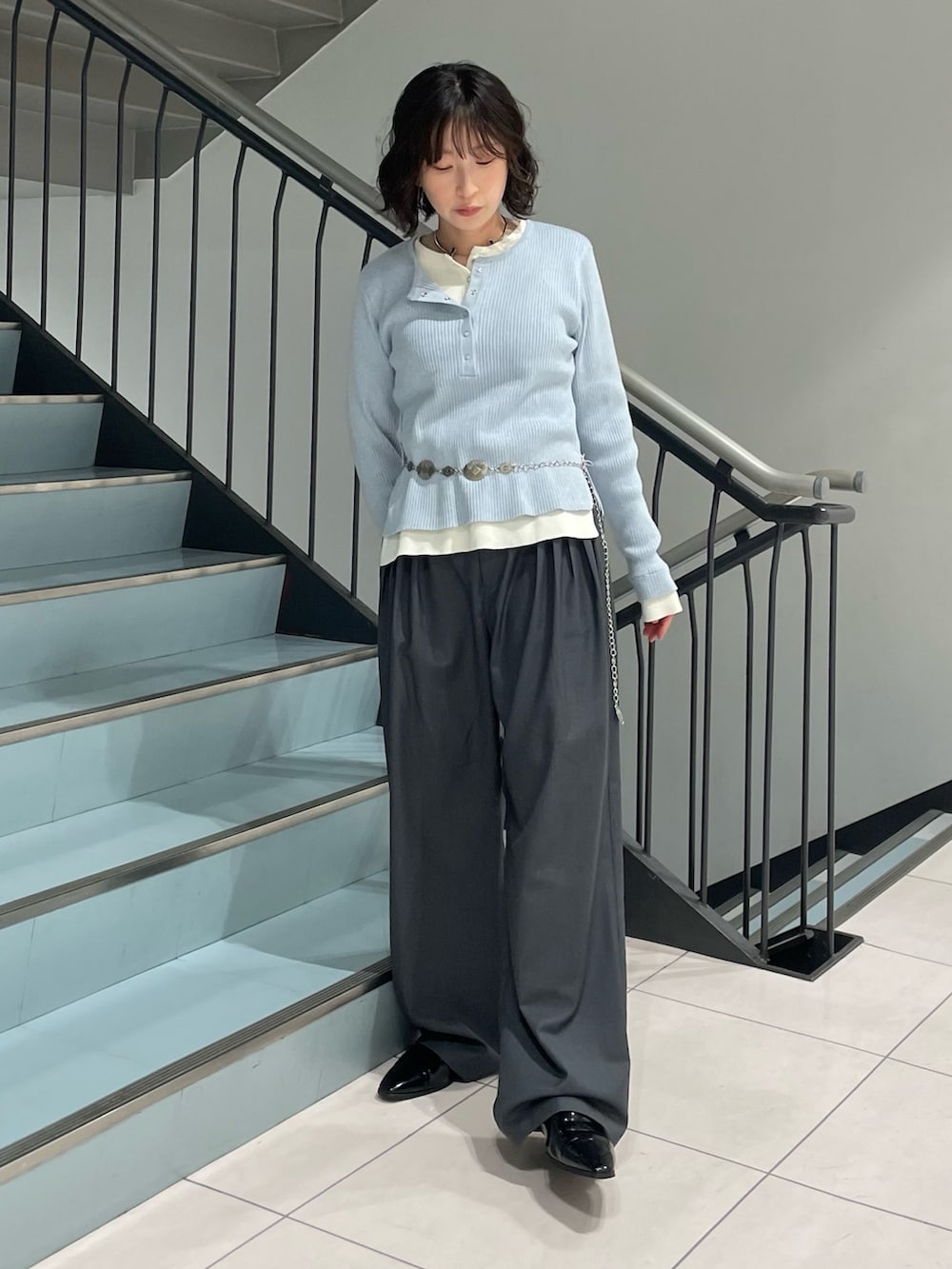 ブルー系のニット/セーター、グレー系のその他パンツ、シルバー系のネックレスを着用したレディースの秋コーディネートの4枚目の写真