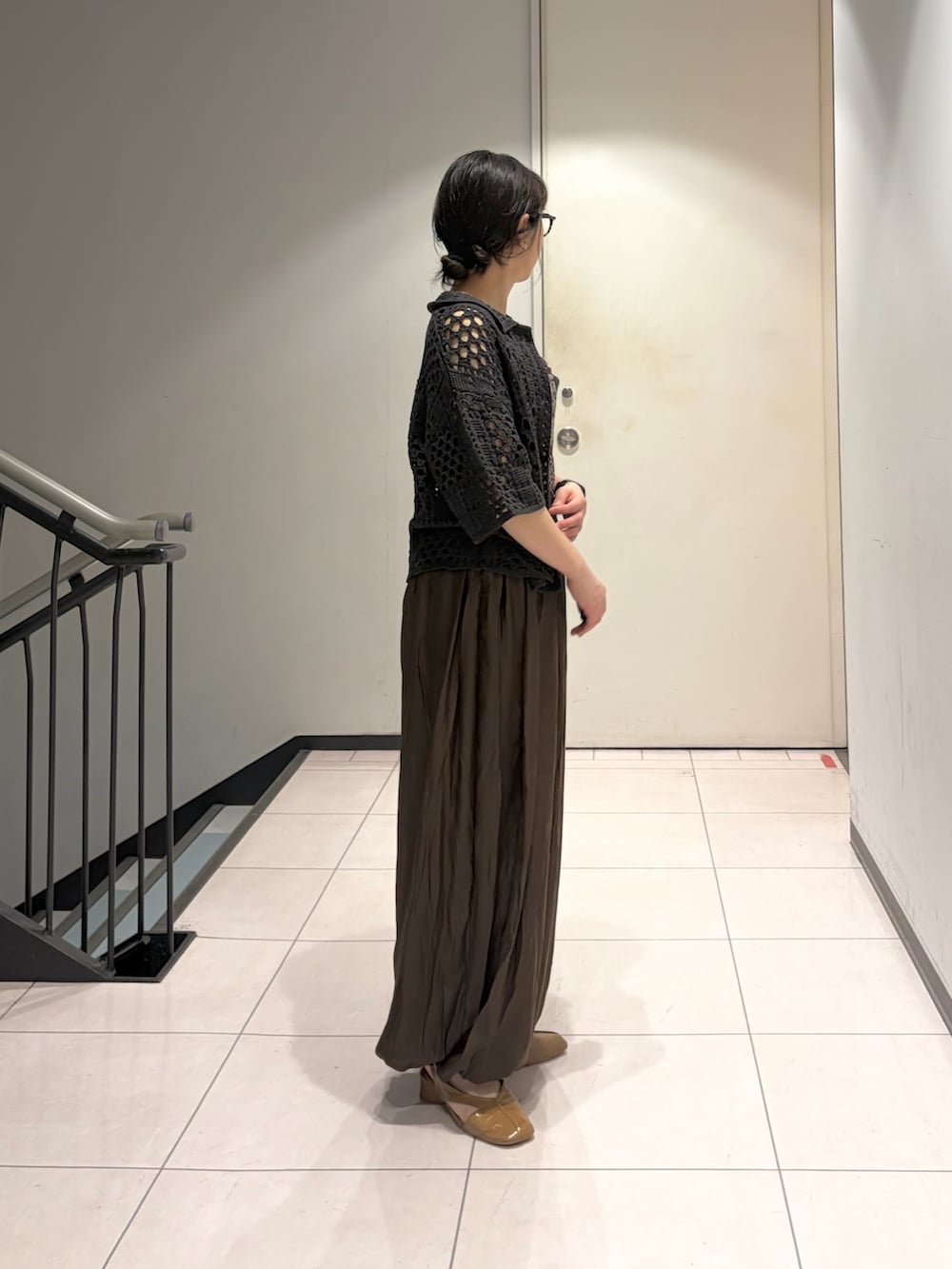 ブラウン系のその他パンツ、グレー系のニット/セーター、ブラウン系のキャミソールを着用したレディースの春コーディネートの3枚目の写真