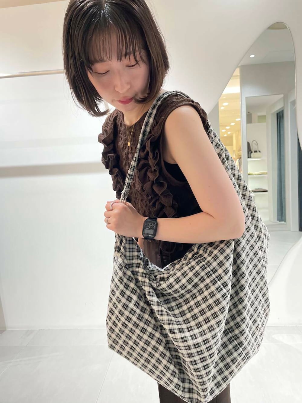 「低身長、休日スタイル、30代、154cm、旅行コーデ、155cm、ブルベ夏、骨格ウェーブ、暑い、30代前半、下半身太め、ウェーブ×ブルベ夏、テーマパークコーデ、外遊びコーデ、ウェーブ×低身長」｜「KBFの2WAYフリルノースリーブトップス（ベスト、ブラウン系）」を使った、うえさん（レディース・154cm）の夏コーディネートの6枚目の写真