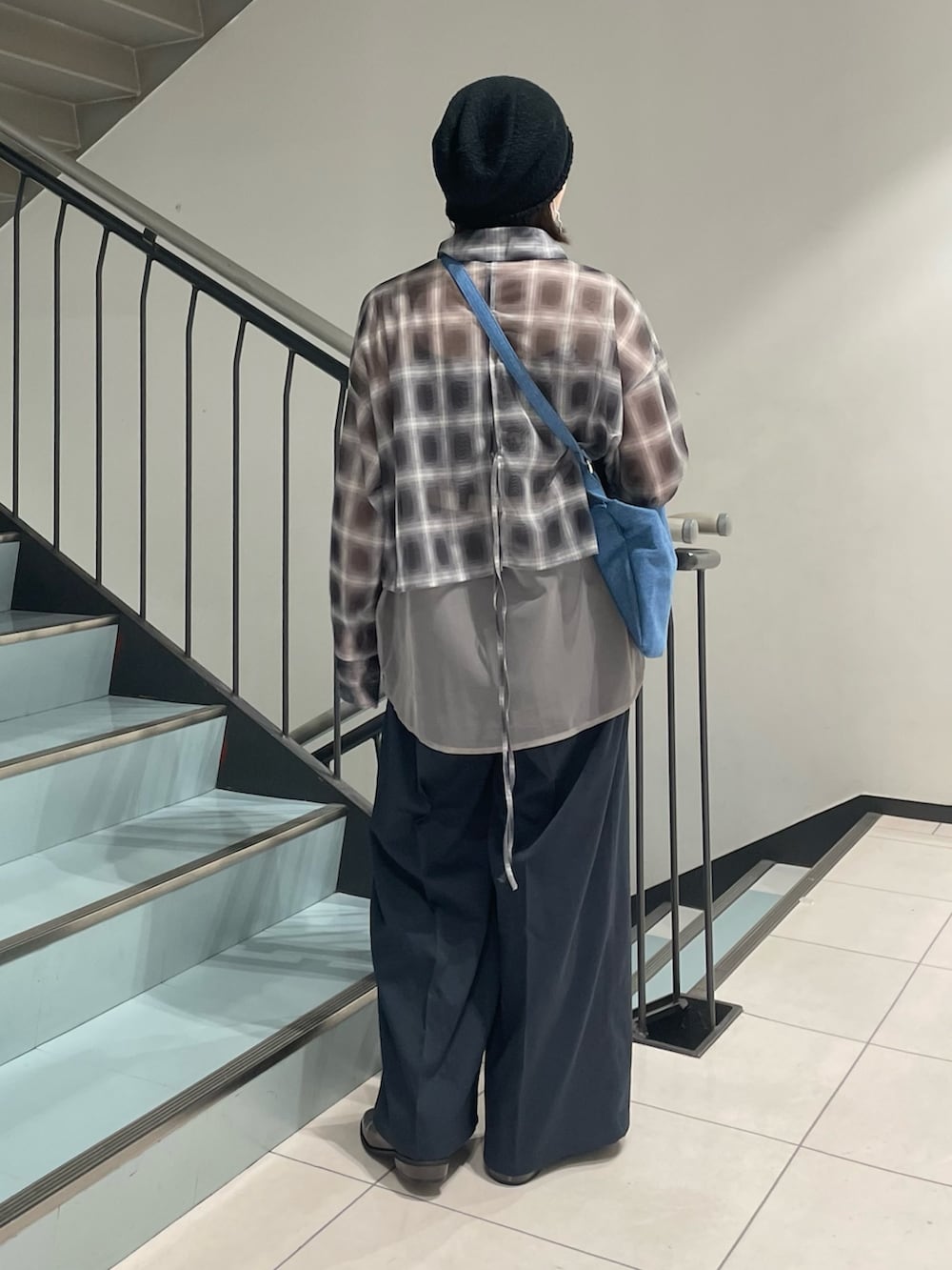 「チェック、ショルダーバッグ、秋服準備はじめました、シャツスタイル、ニット帽、レイヤードスタイル、小物で作る初秋コーデ、季節の変わり目羽織コーデ、初秋のパンツスタイル、お出かけコーデ、低身長コーデ、ママファッション、秋冬コーデ、旅行コーデ、ゆるコーデ」｜「KBFの2WAYハンドルデザインBAG（ハンドバッグ、ブルー系）」を使った、うえさん（骨格ウェーブ・レディース・154cm）の秋コーディネートの4枚目の写真