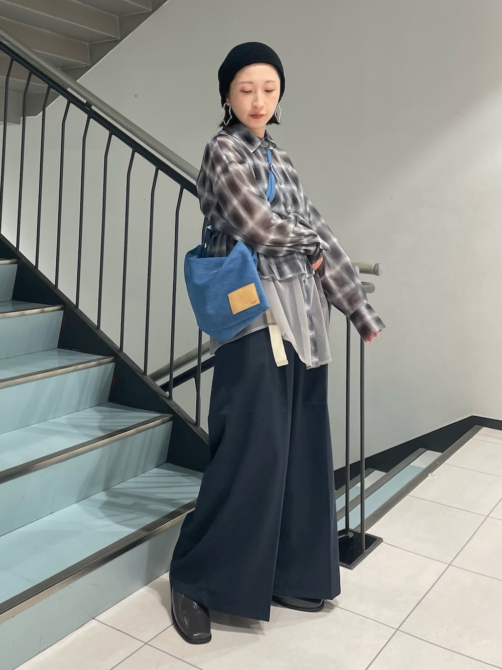 「チェック、ショルダーバッグ、秋服準備はじめました、シャツスタイル、ニット帽、レイヤードスタイル、小物で作る初秋コーデ、季節の変わり目羽織コーデ、初秋のパンツスタイル、お出かけコーデ、低身長コーデ、ママファッション、秋冬コーデ、旅行コーデ、ゆるコーデ」｜「KBFの2WAYハンドルデザインBAG（ハンドバッグ、ブルー系）」を使った、うえさん（骨格ウェーブ・レディース・154cm）の秋コーディネートの5枚目の写真