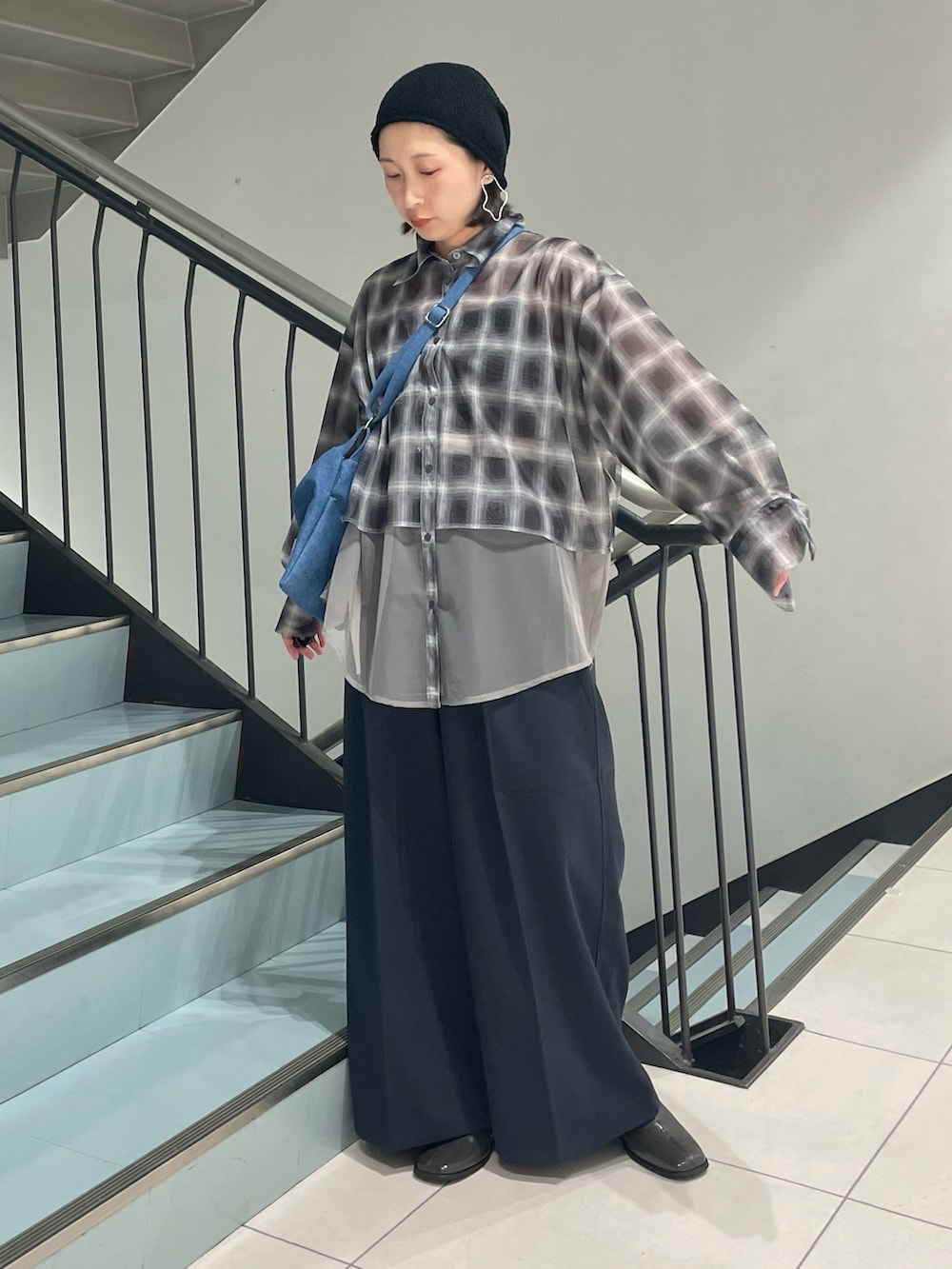 「チェック、ショルダーバッグ、秋服準備はじめました、シャツスタイル、ニット帽、レイヤードスタイル、小物で作る初秋コーデ、季節の変わり目羽織コーデ、初秋のパンツスタイル、お出かけコーデ、低身長コーデ、ママファッション、秋冬コーデ、旅行コーデ、ゆるコーデ」｜「KBFの2WAYハンドルデザインBAG（ハンドバッグ、ブルー系）」を使った、うえさん（骨格ウェーブ・レディース・154cm）の秋コーディネートの3枚目の写真
