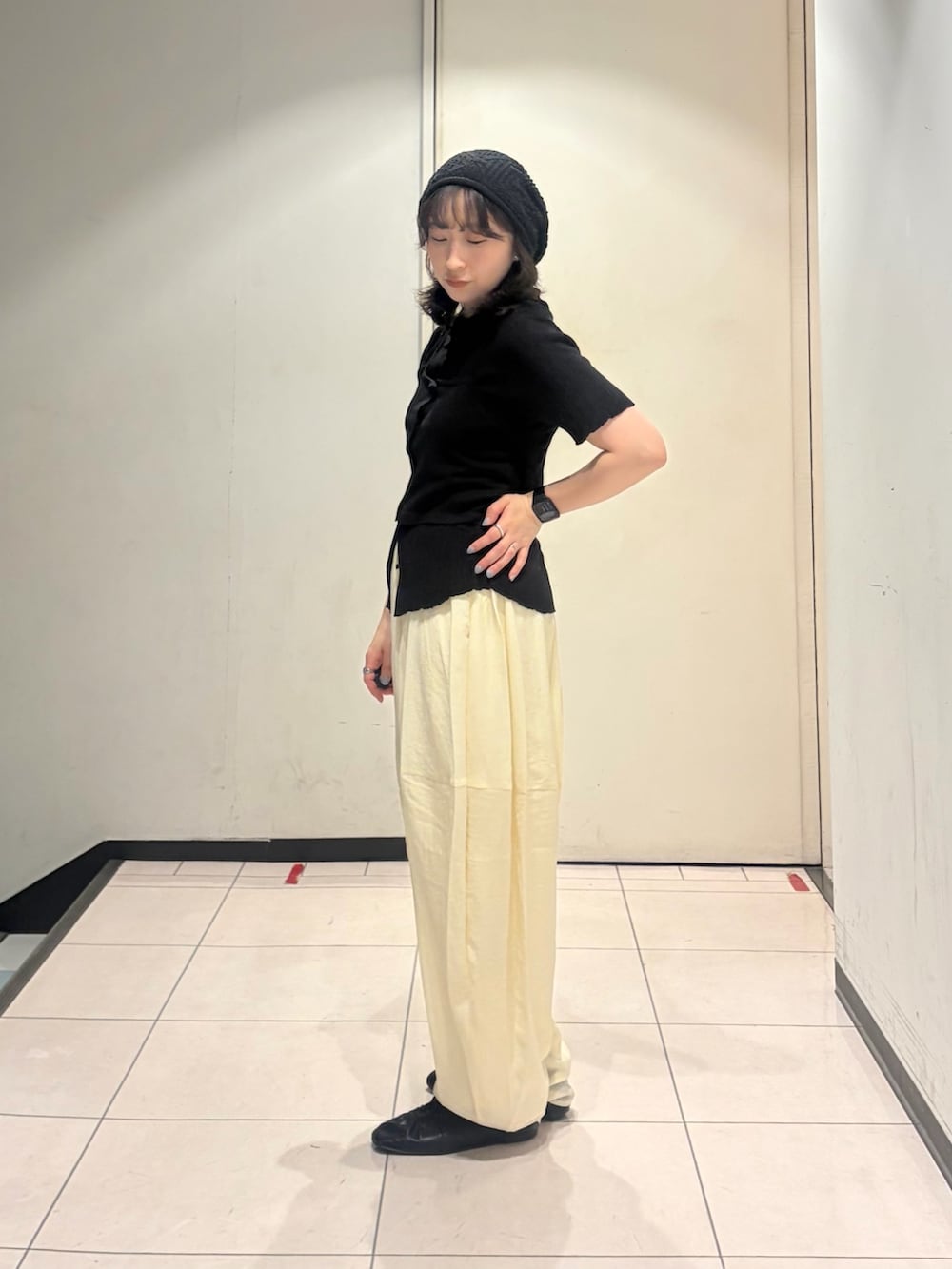 ブラック系のニット/セーター、ホワイト系のその他パンツ、ブラック系のニットキャップ/ビーニーを着用したレディースの夏コーディネートの2枚目の写真