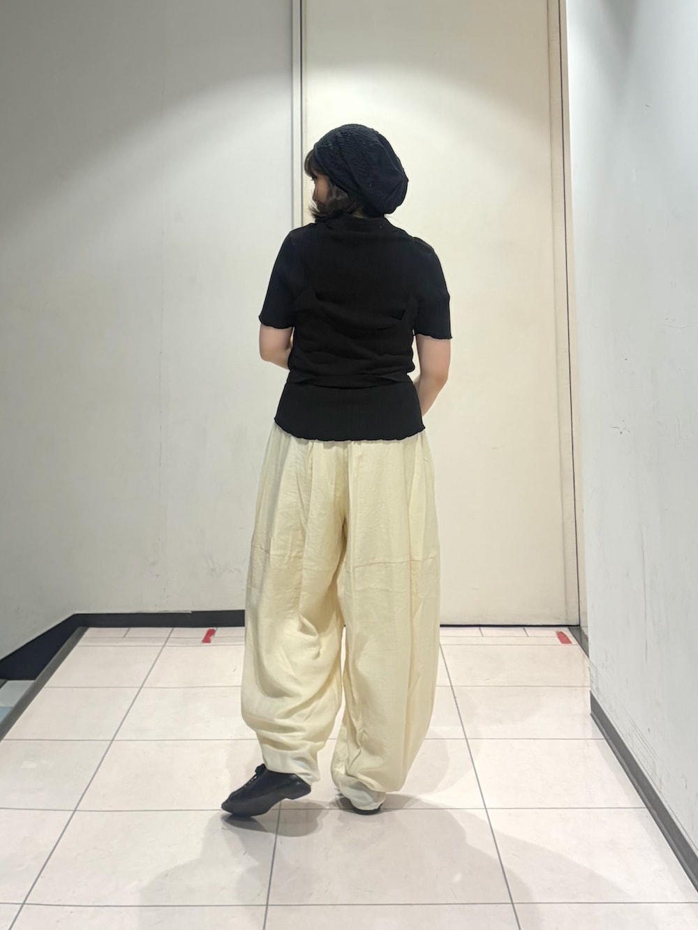 ブラック系のニット/セーター、ホワイト系のその他パンツ、ブラック系のニットキャップ/ビーニーを着用したレディースの夏コーディネートの3枚目の写真