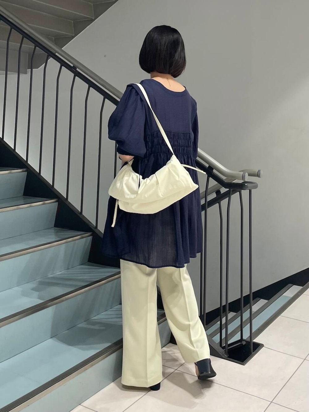 ブルー系のワンピース、ブルー系のサンダル、ベージュ系のその他パンツを着用したレディースの夏コーディネートの3枚目の写真