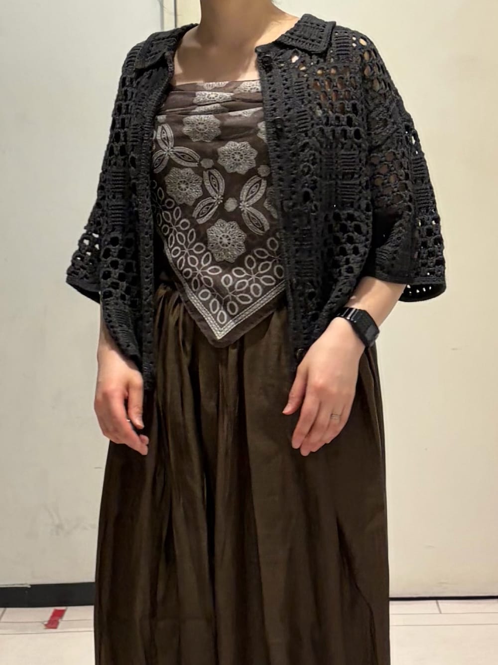 ブラウン系のその他パンツ、グレー系のニット/セーター、ブラウン系のキャミソールを着用したレディースの春コーディネートの5枚目の写真