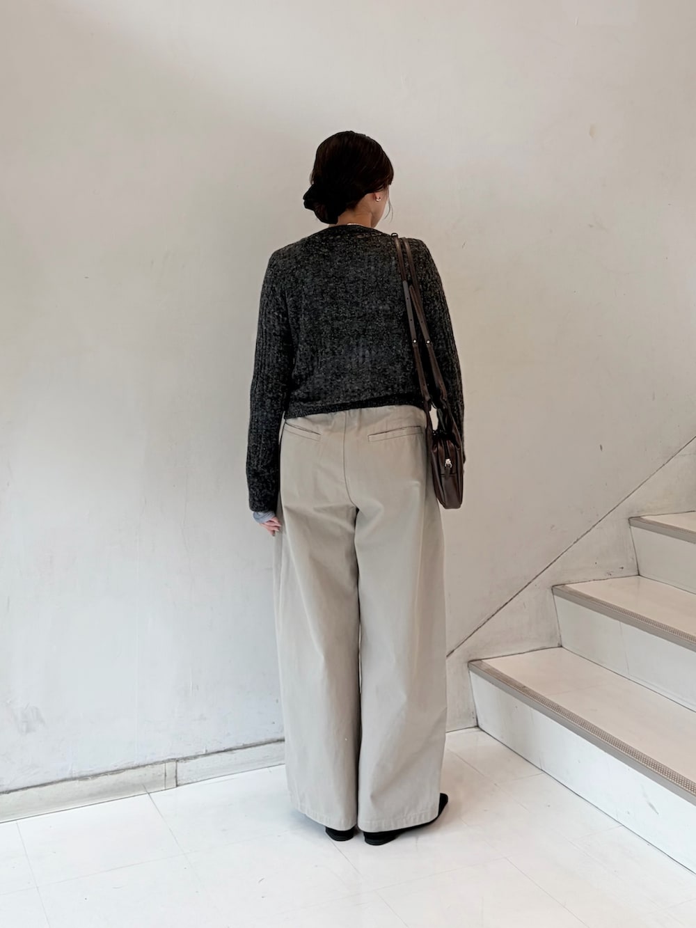 グレー系のカーディガン/ボレロ、ベージュ系のその他パンツ、ブラック系のサンダルを着用したレディースの秋コーディネートの4枚目の写真