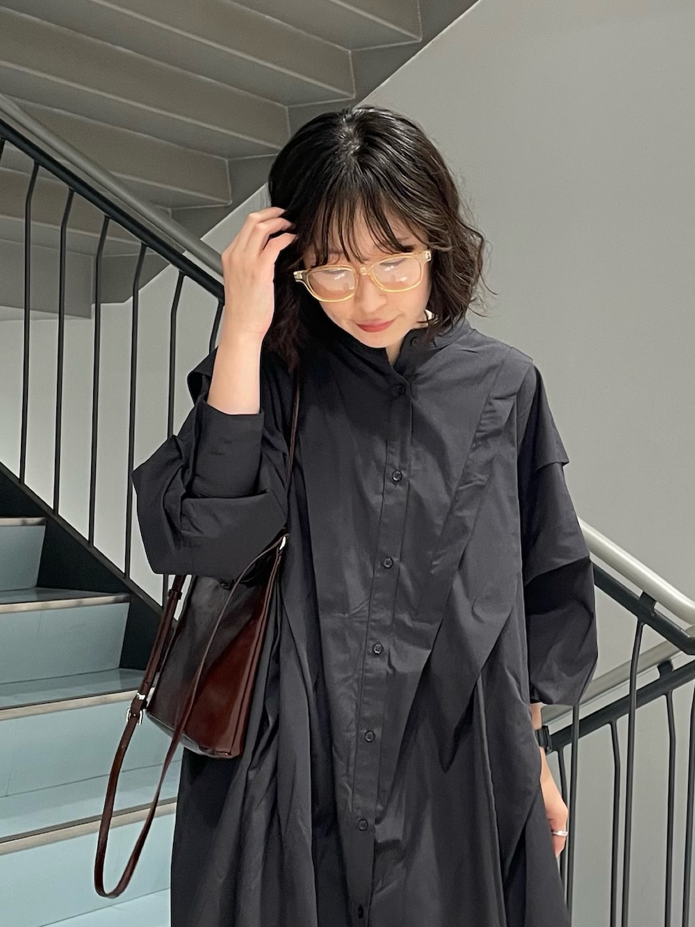 「秋服準備はじめました、きれいめカジュアル、ショルダーバッグ、ワンピース、シンプルコーデ、ボリューム袖、秋コーデ、小物で作る初秋コーデ、即着シャツコーデ、最旬ブラウンコーデ、休日スタイル、ゆるコーデ、大人女子、ワンピーススタイル、ママファッション」｜「KBFのボリュームタックミニワンピース（ワンピース、グレー系）」を使った、うえさん（骨格ウェーブ・レディース・154cm）の秋コーディネートの4枚目の写真