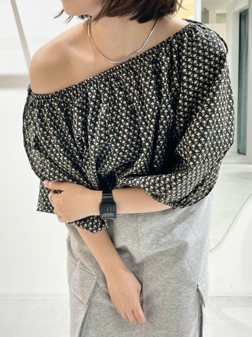 ブラック系のシャツ/ブラウス、グレー系のスカート、ブラック系のスニーカーを着用したレディースの夏コーディネートの5枚目の写真