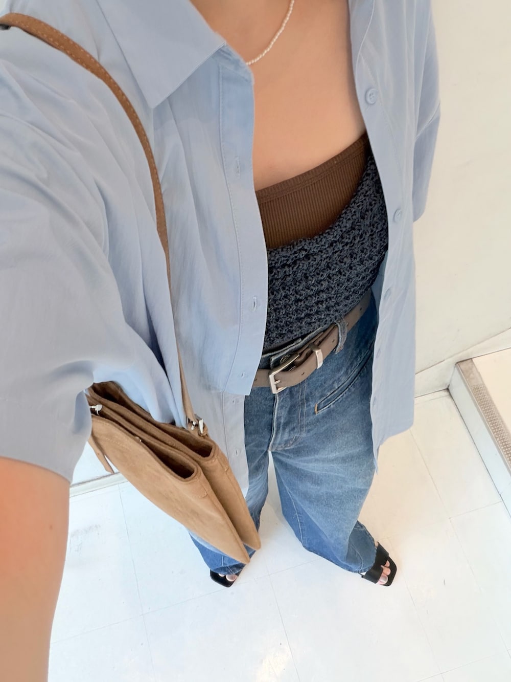 ブルー系のデニムパンツを着用したレディースの夏コーディネートの6枚目の写真