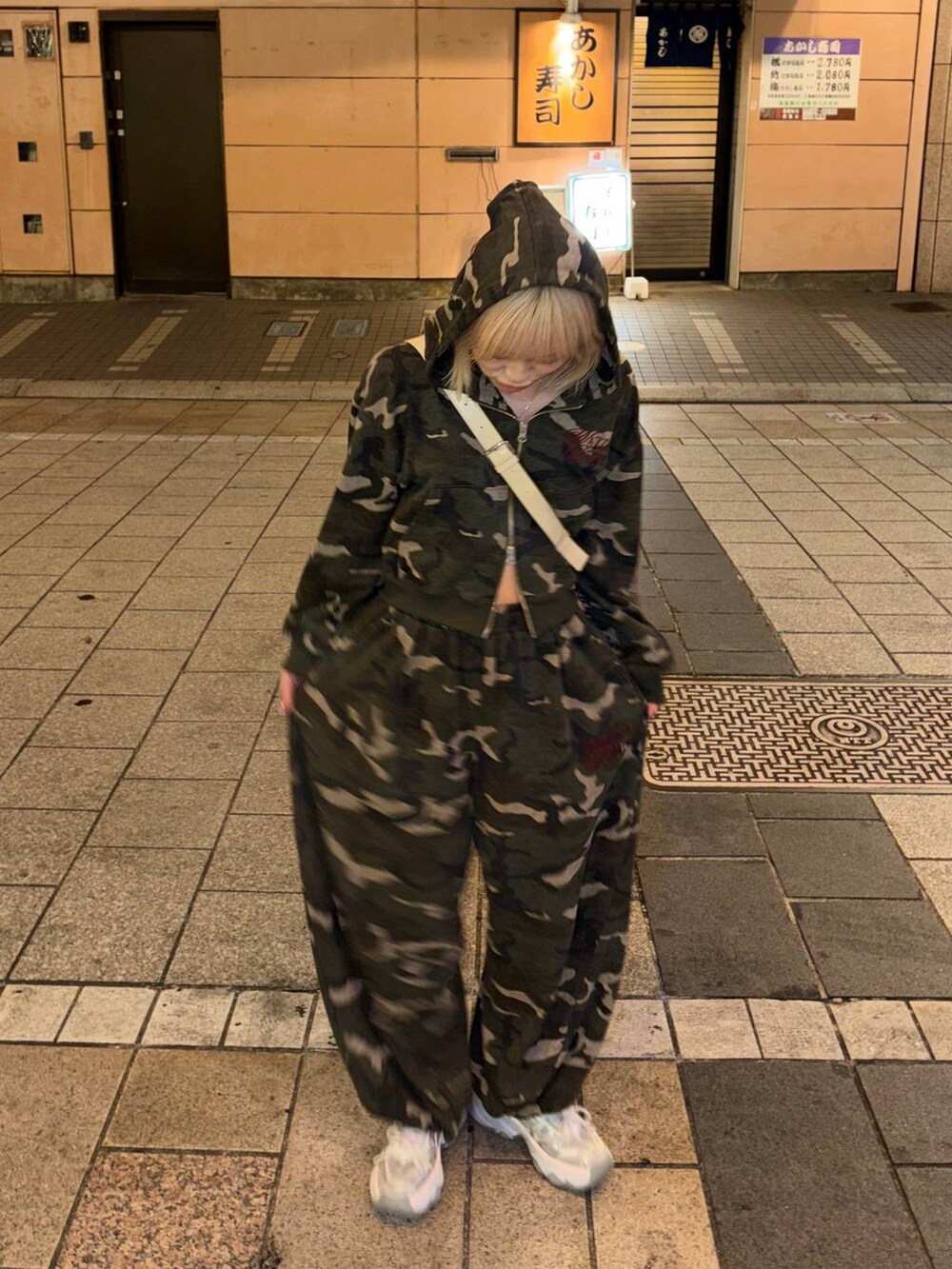 その他のスウェットパンツ、その他のパーカーを着用したレディースの秋コーディネートの3枚目の写真