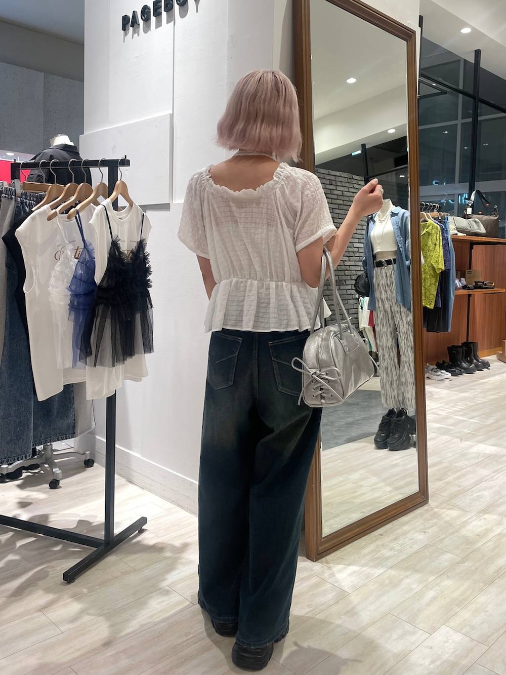 「カジュアル、個性派、差し色コーデ、オーバーサイズ、PAGEBOY、PBLIM、古着MIX、レイヤードスタイル、カジュアルコーデ、ブラウス、デニムパンツ」｜「PAGEBOYのプラットチャンキースニーカー（スニーカー、ブラック系）」を使った、nya2kichanさん（レディース・158cm）の夏コーディネートの3枚目の写真